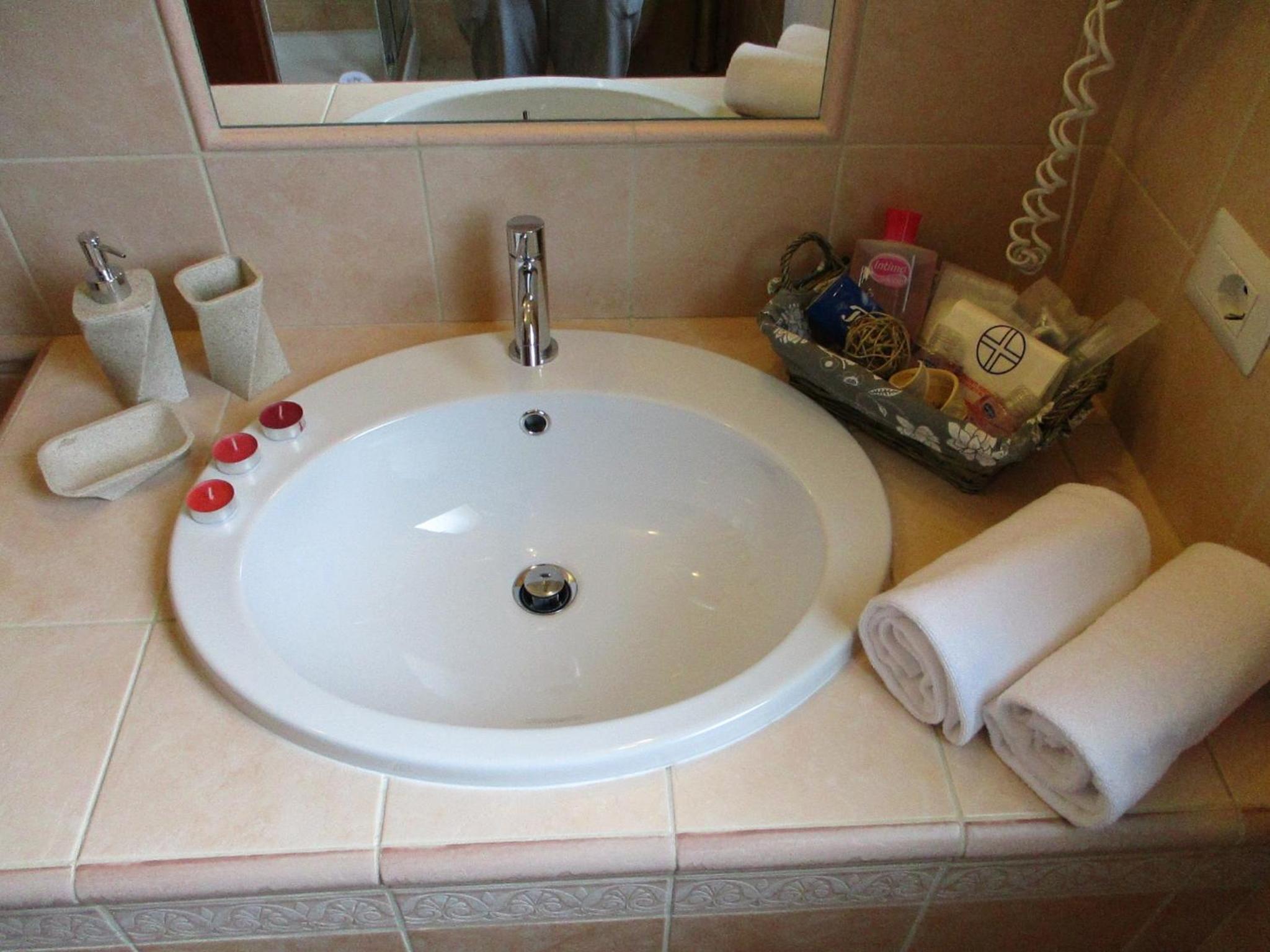 Deluxe Double or Twin Room with Balcony - Photo 2