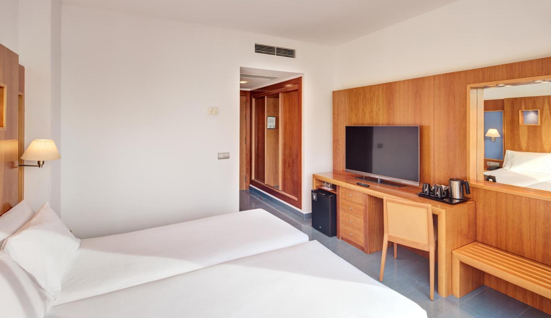 Superior Twin Room with Balcony and Sea View photo 3