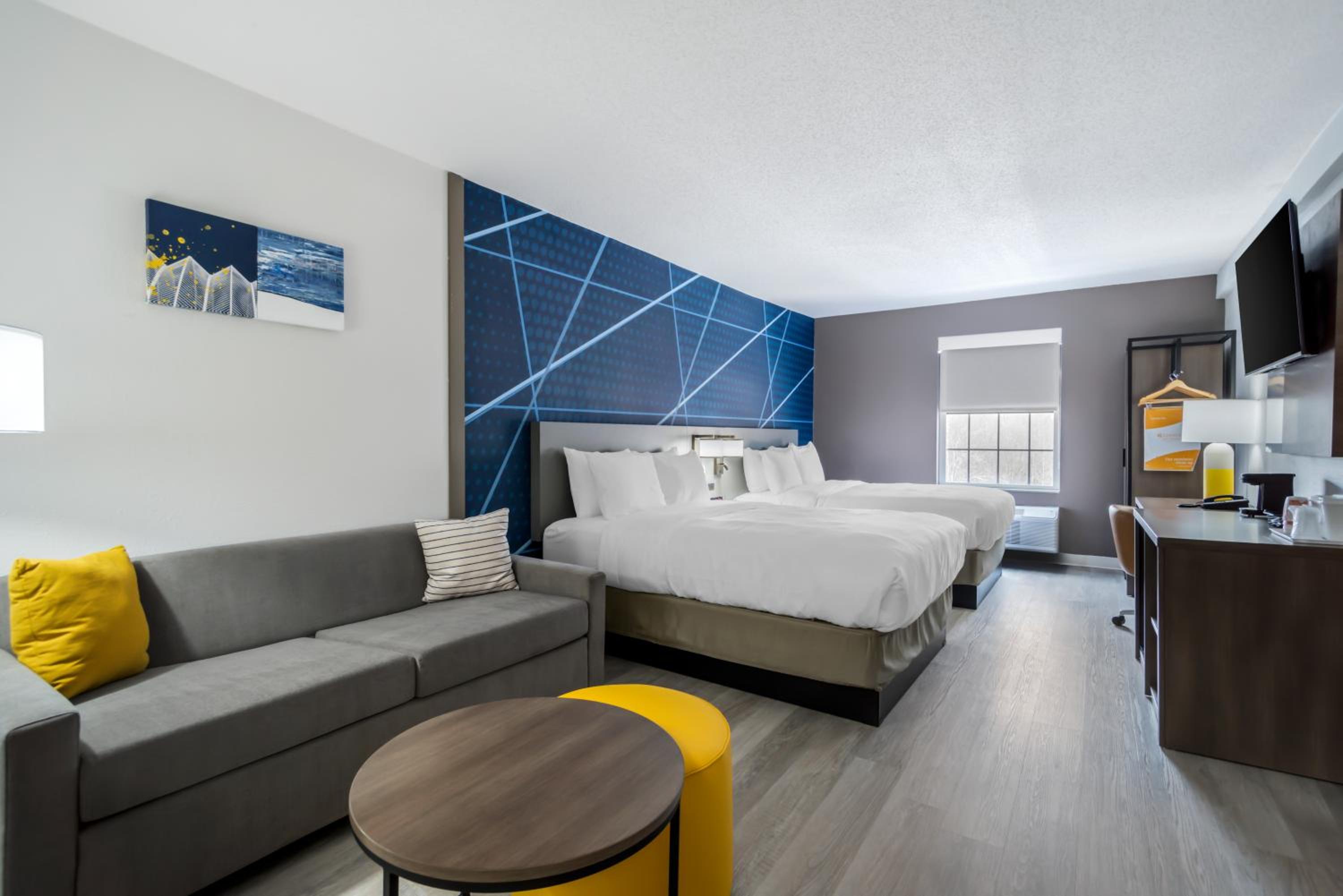 Queen Suite with Two Queen Beds and Sofa bed - Non Smoking/Upper floor - Photo 4