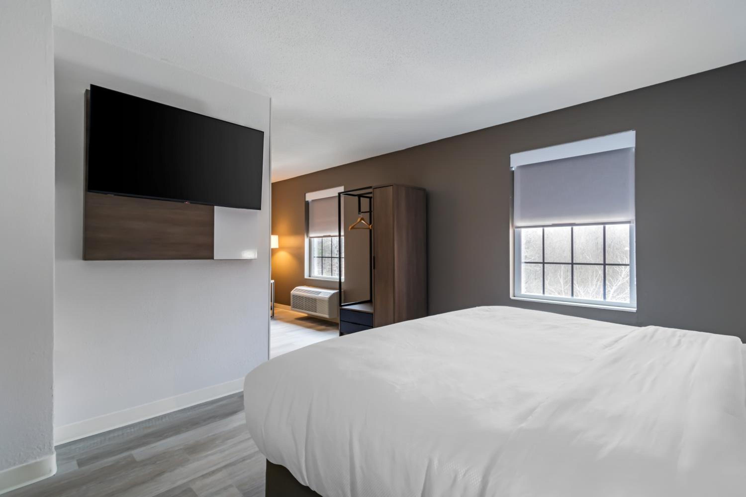 King Suite - Non Smoking/Upper Floor - Photo 4