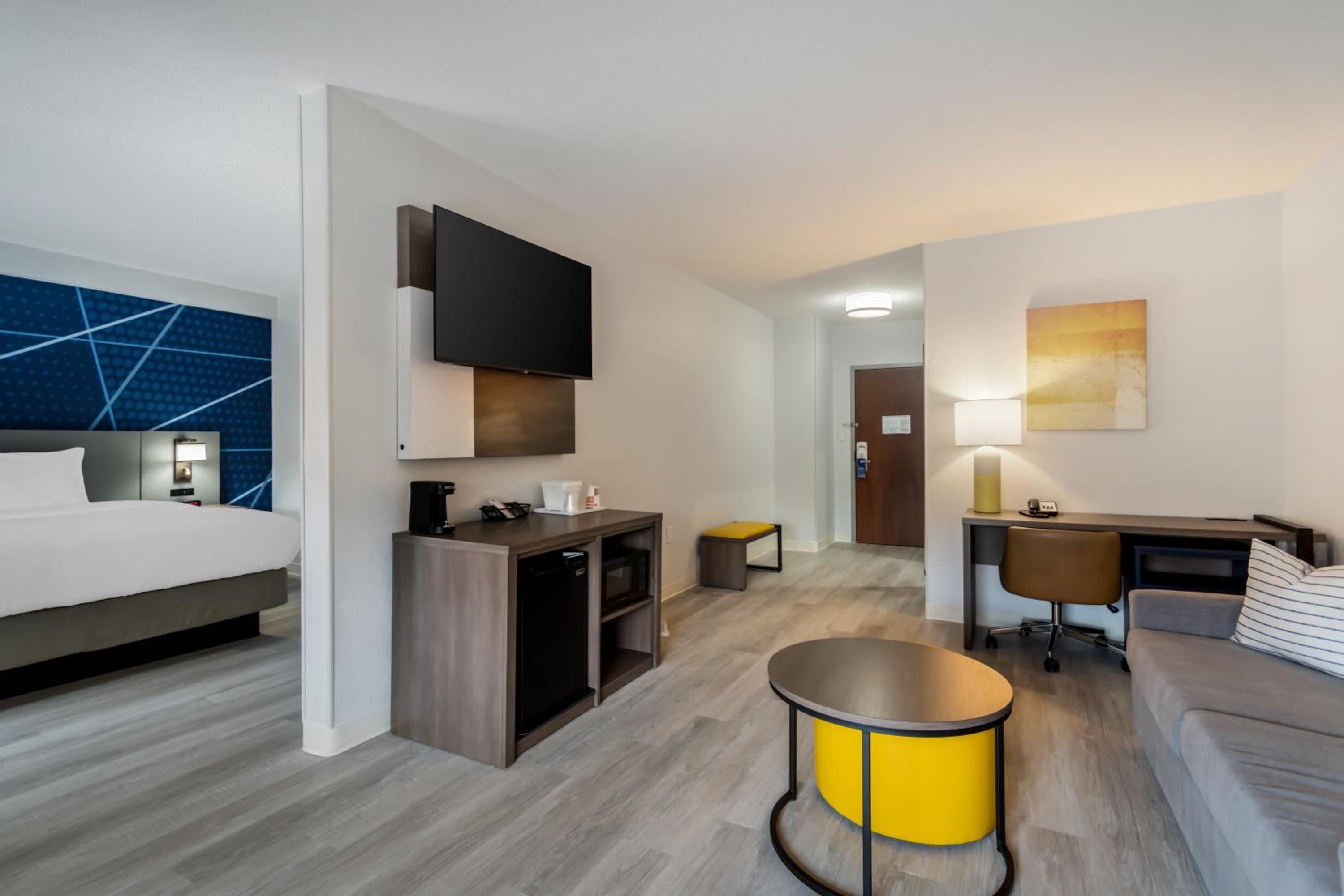 King Suite - Non Smoking/Upper Floor - Photo 1