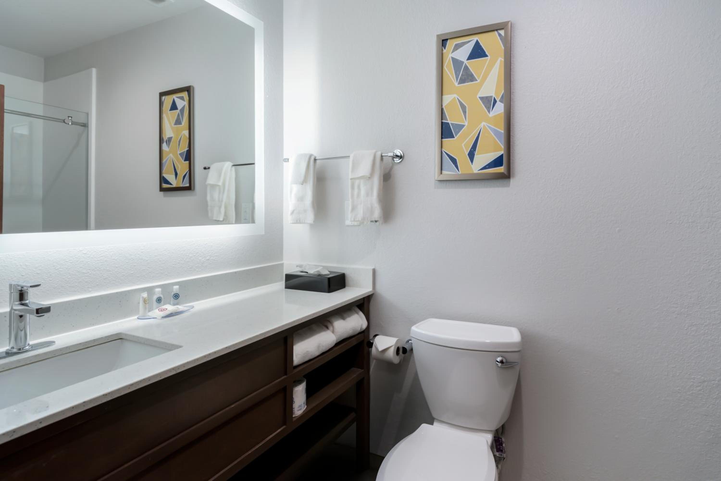 King Suite - Non Smoking/Upper Floor - Photo 3
