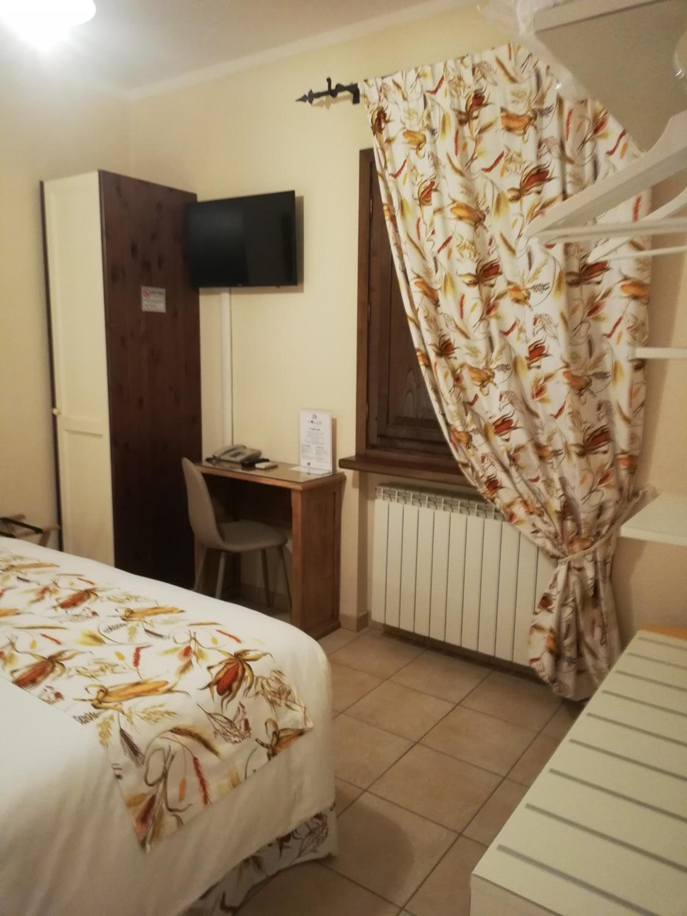 Double or Twin Room with Private Bathroom - Photo 8