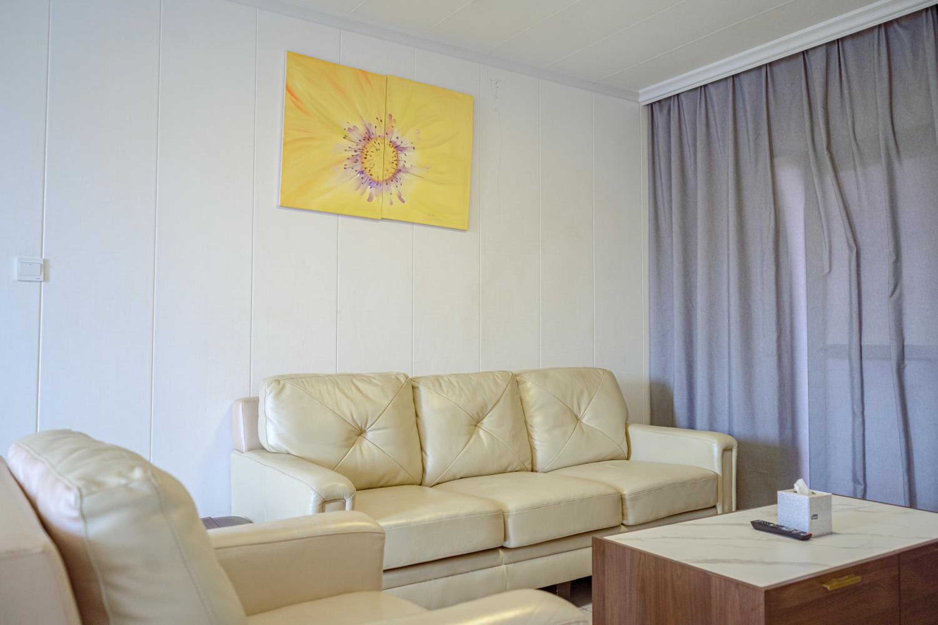 Two-Bedroom Deluxe Apartment - Photo 3