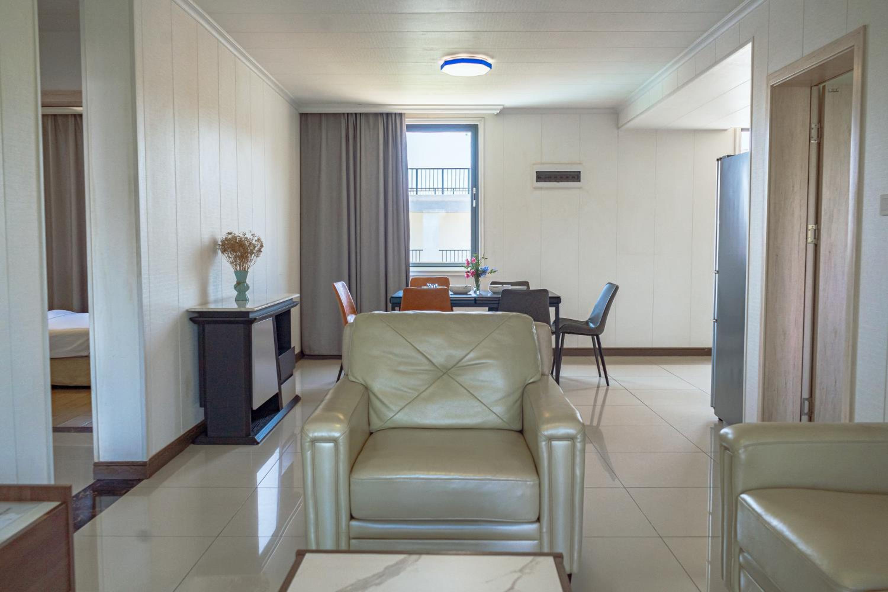 Two-Bedroom Deluxe Apartment - Photo 4