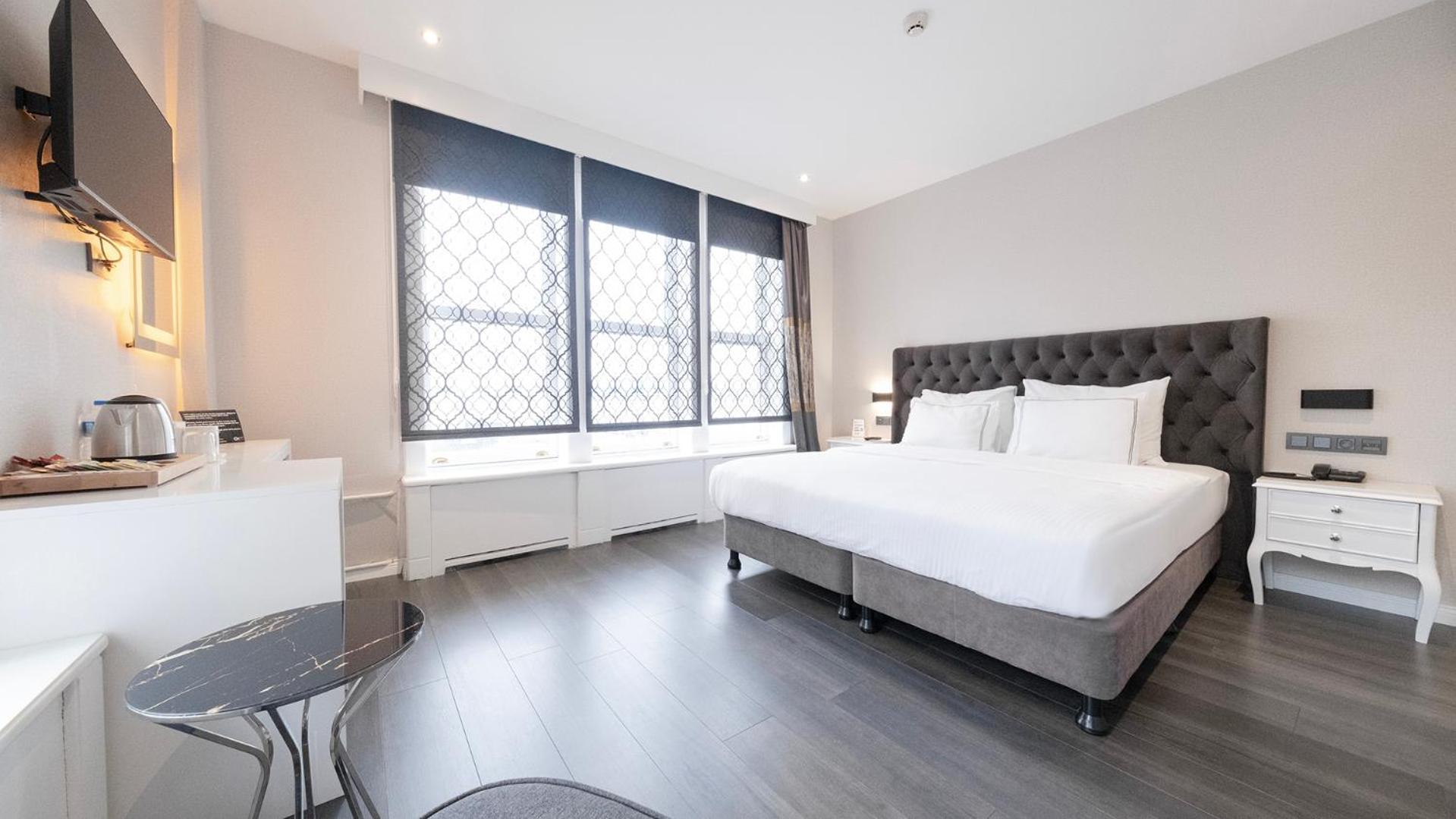 Deluxe Room with Sea View photo 3