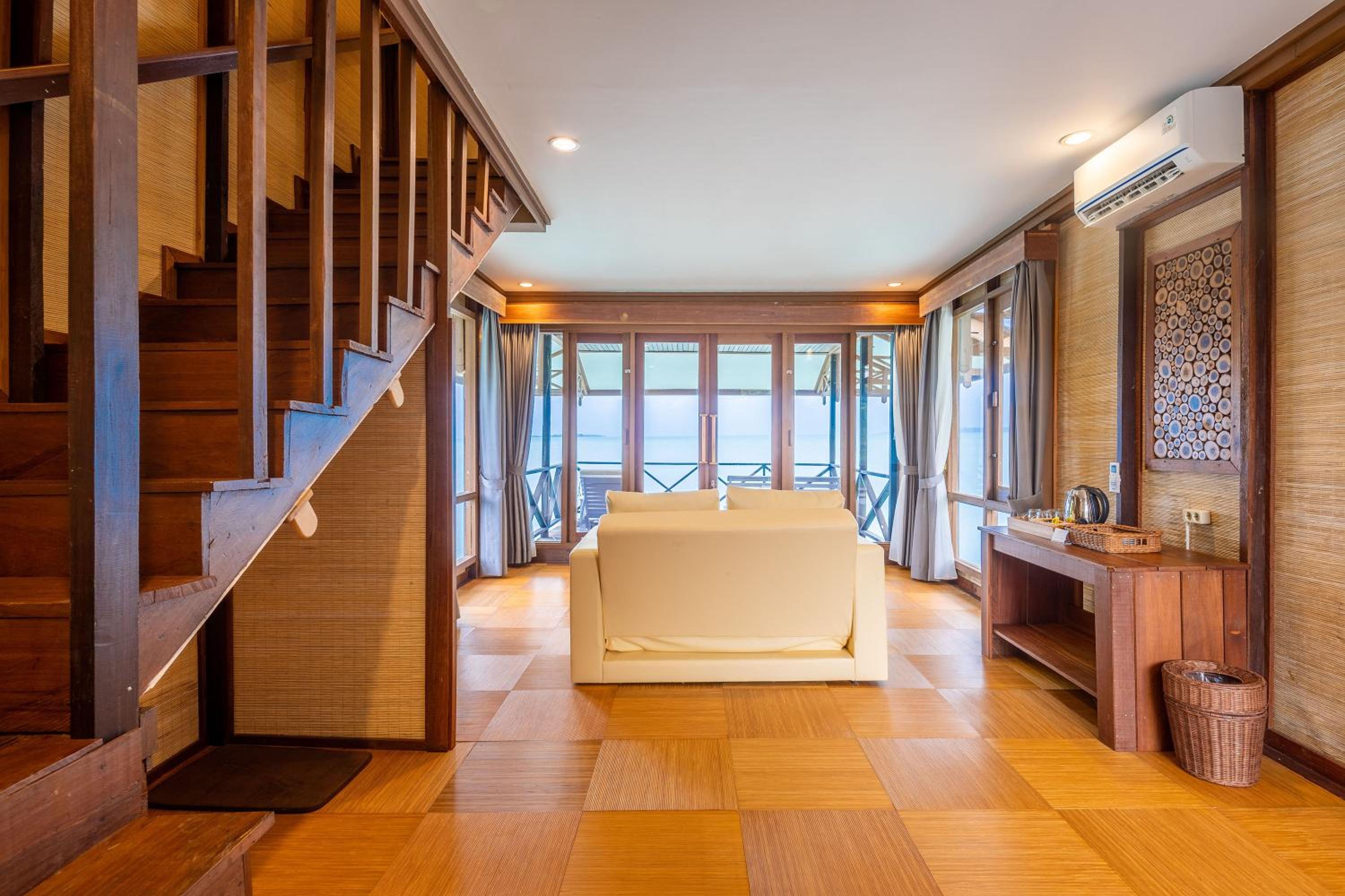 Villa with Sea View - Photo 1