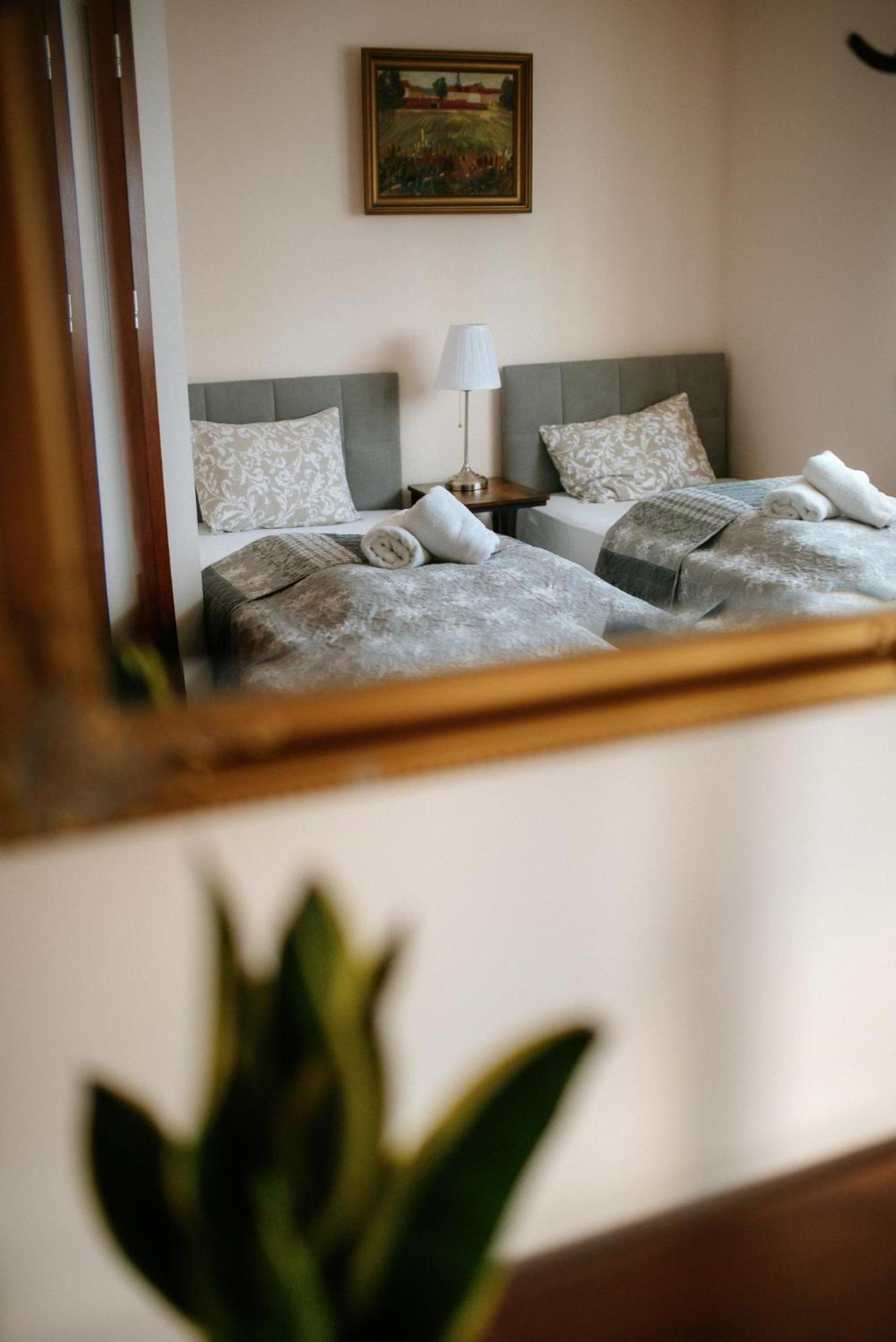 Double Room with Private Bathroom - Photo 24