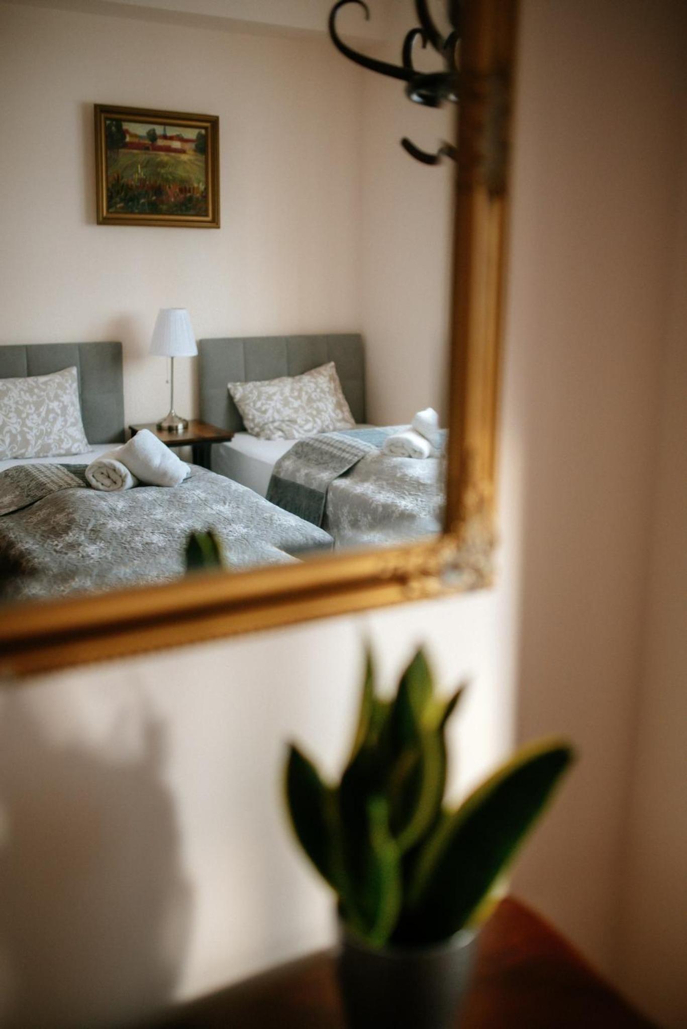 Double Room with Private Bathroom - Photo 25