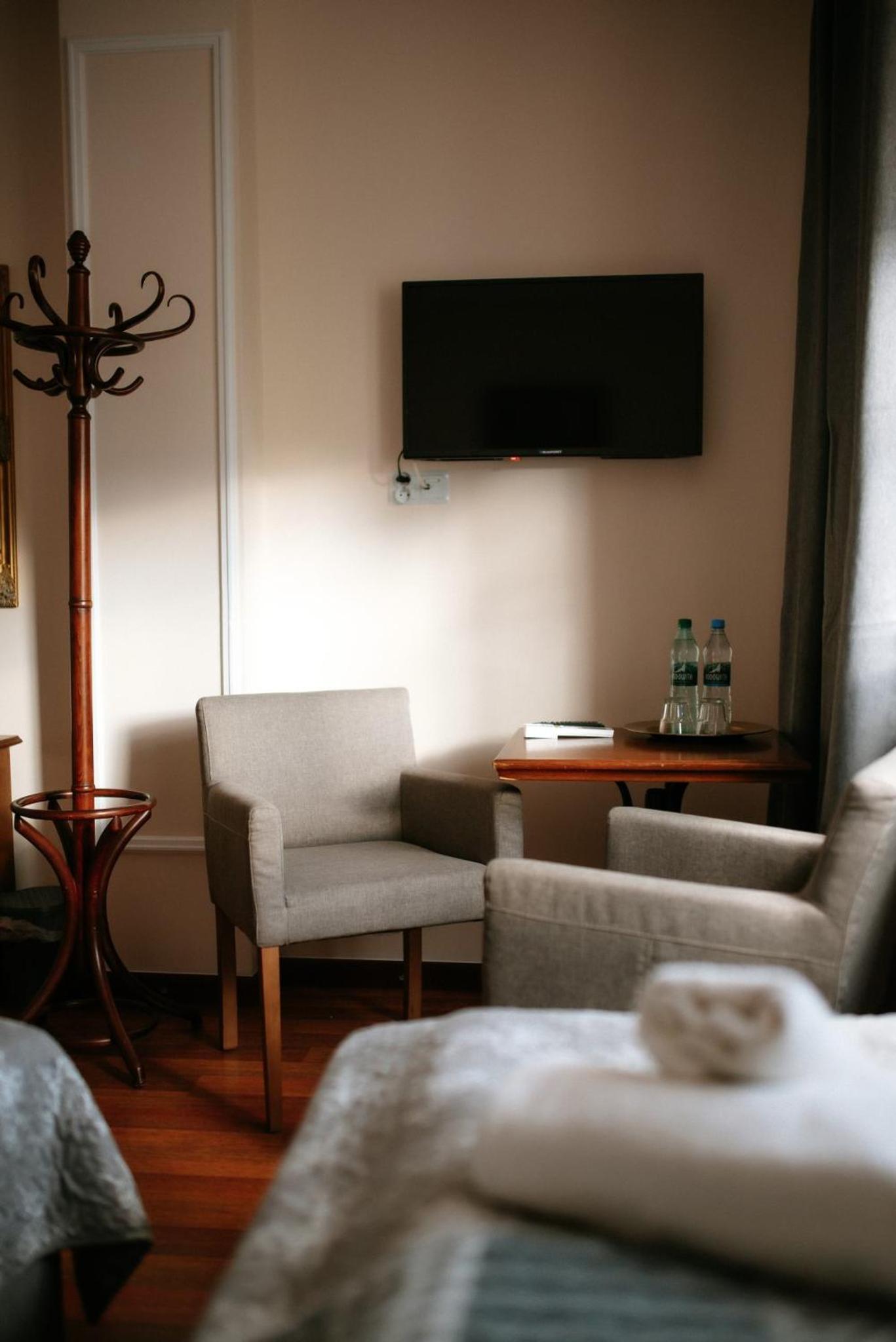 Double Room with Private Bathroom - Photo 30