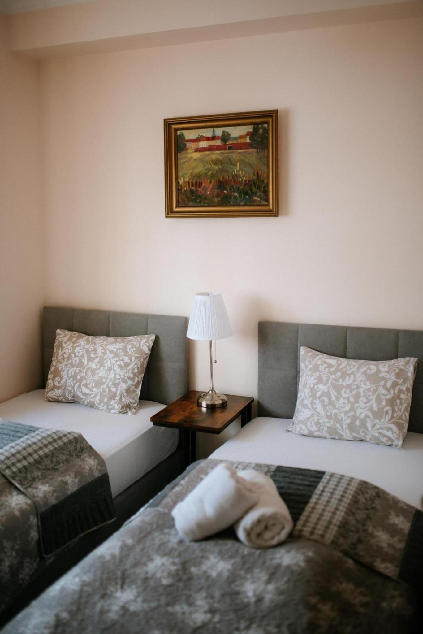 Double Room with Private Bathroom - Photo 11