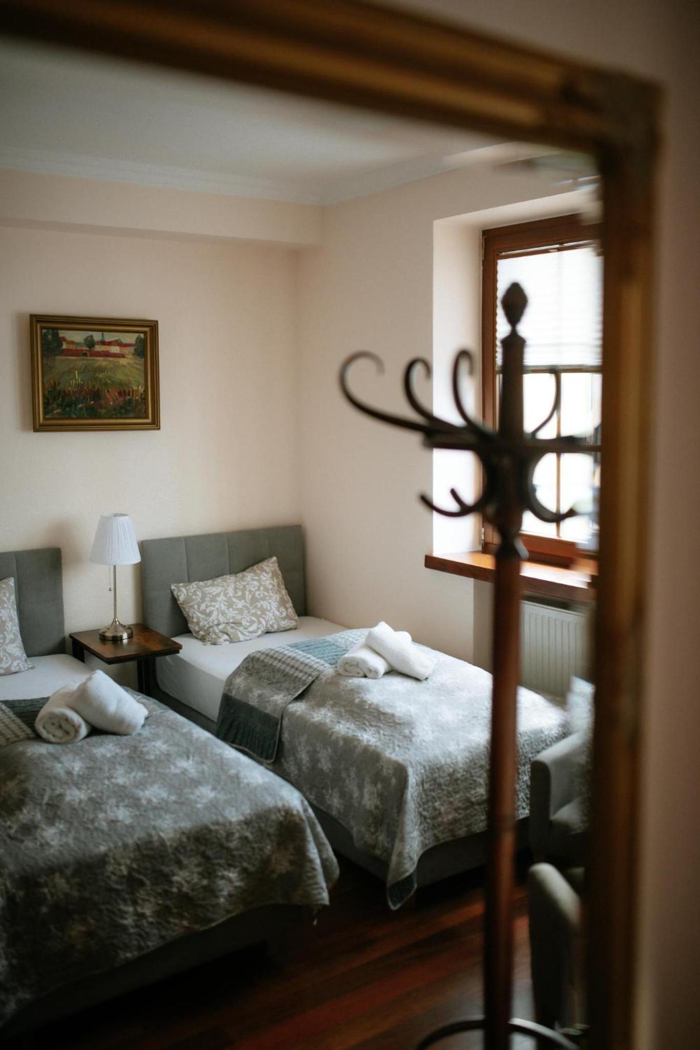 Double Room with Private Bathroom - Photo 14