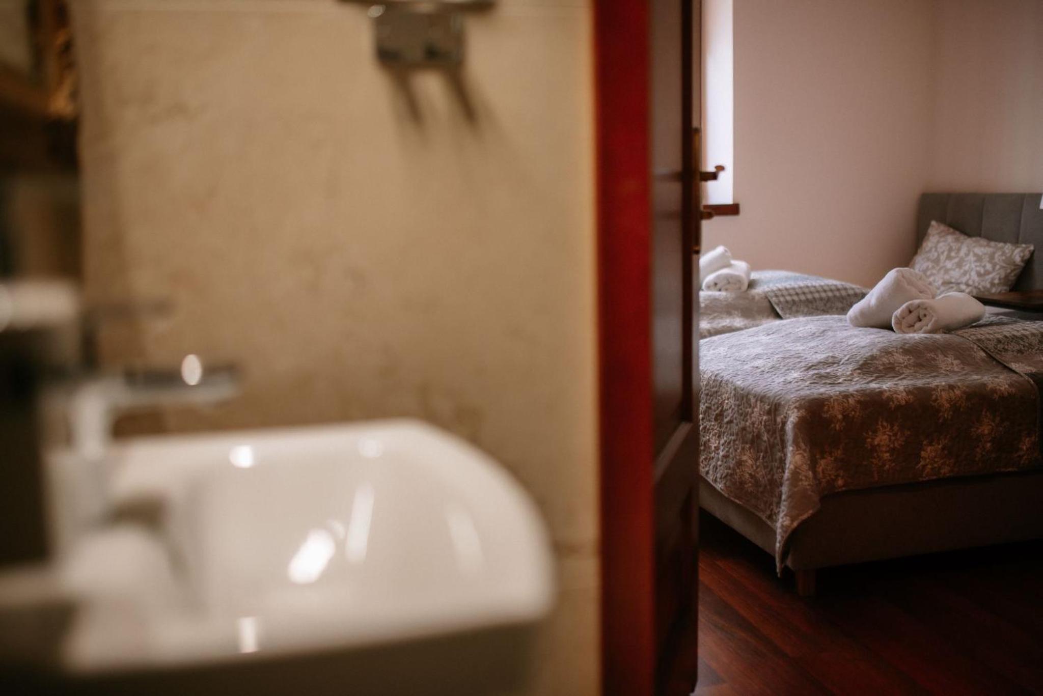 Double Room with Private Bathroom - Photo 6