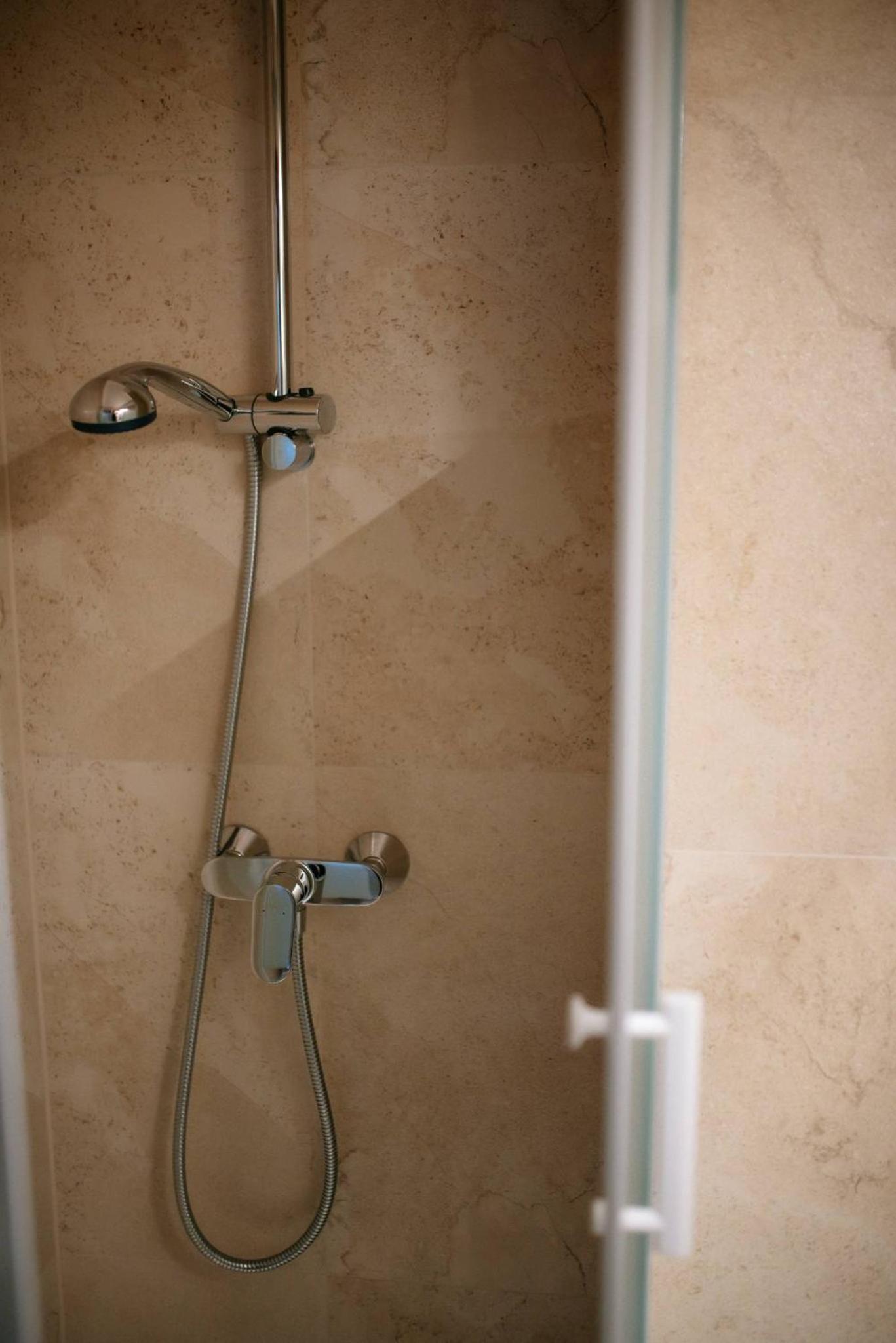 Double Room with Private Bathroom - Photo 9