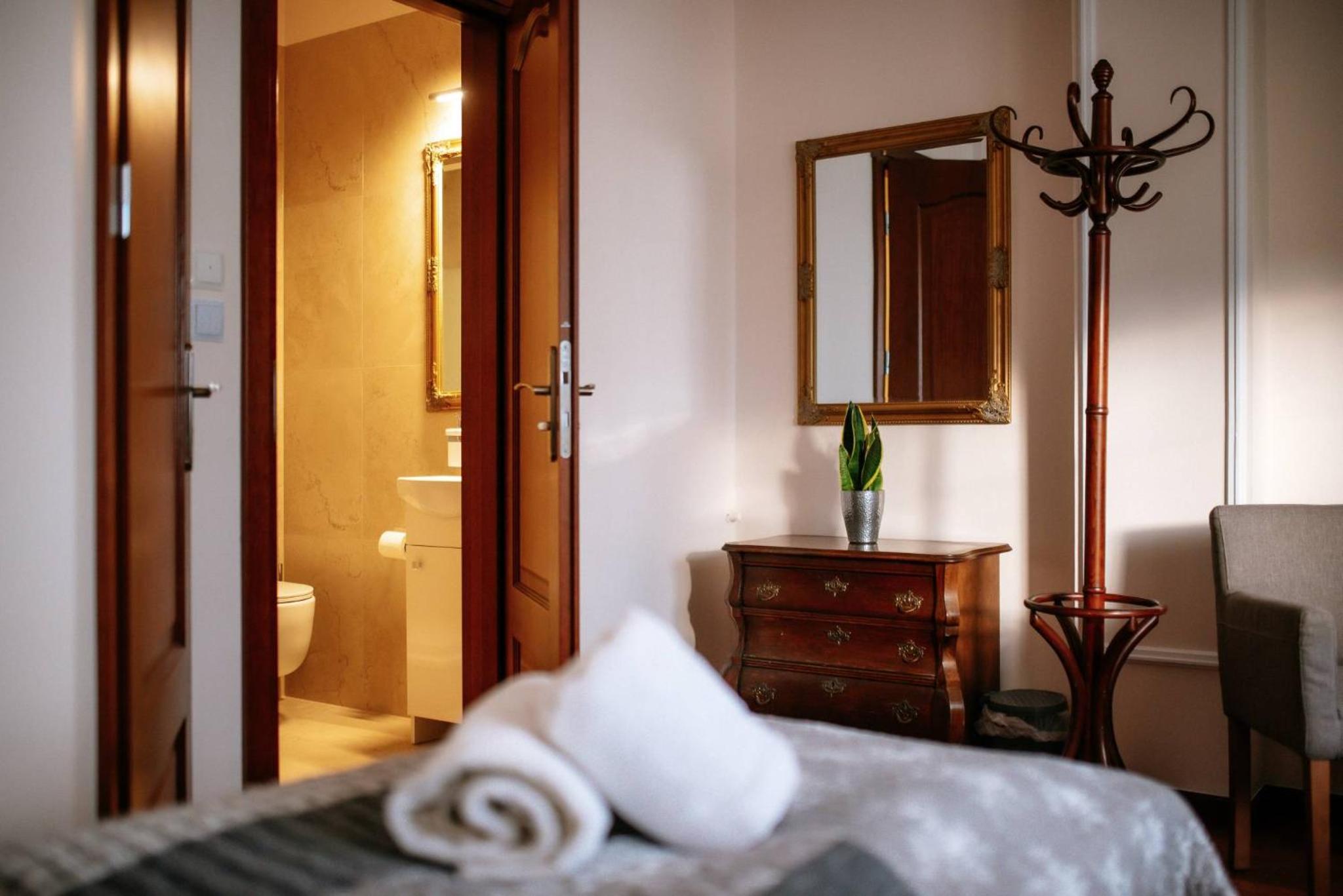 Double Room with Private Bathroom - Photo 17