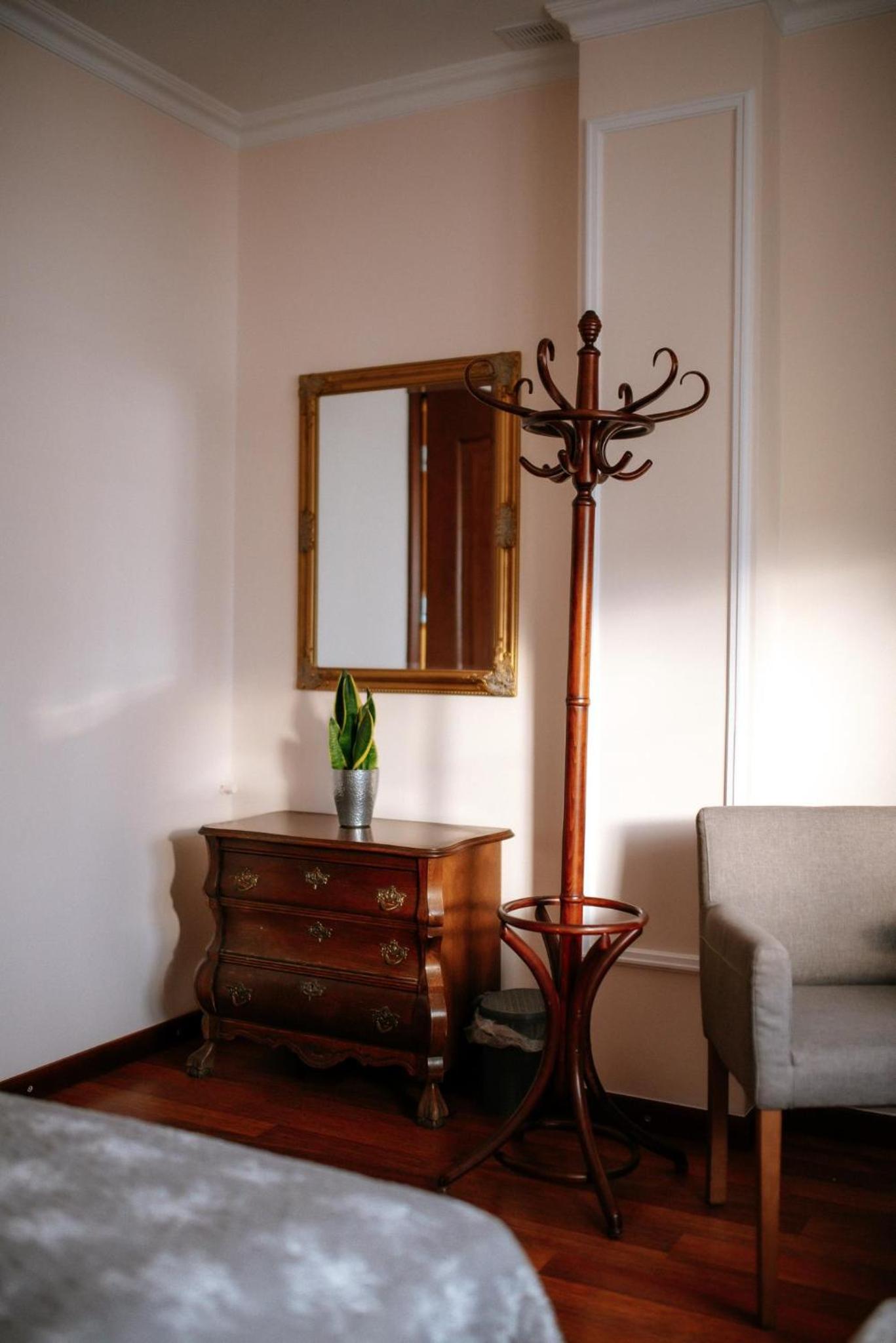 Double Room with Private Bathroom - Photo 16