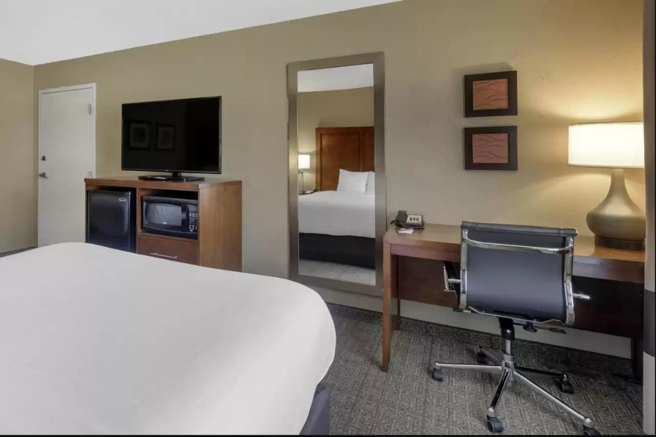 King Room - Non-Smoking - Photo 4