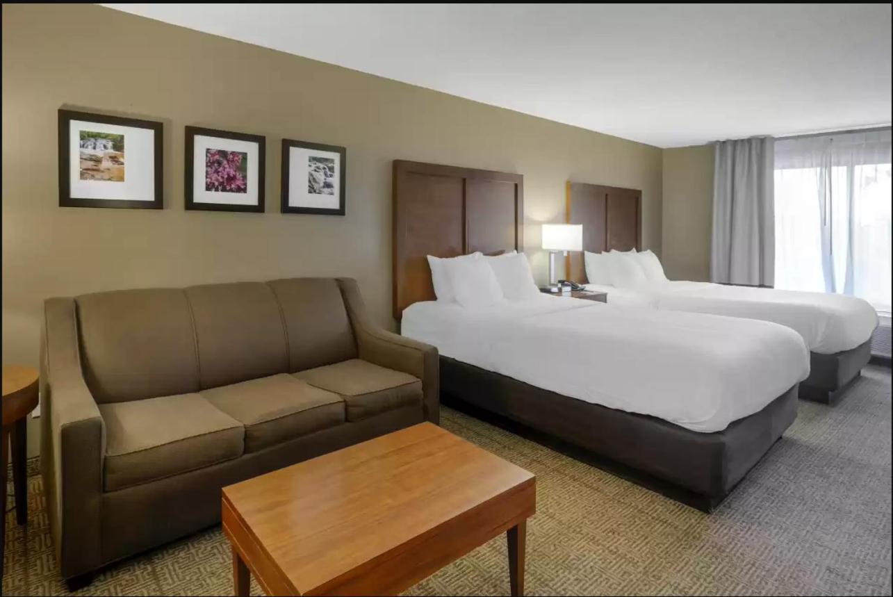 Queen Room with Two Queen Beds with Sofa Bed - Non-Smoking - Photo 2