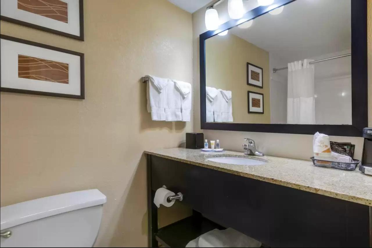 King Room - Non-Smoking - Photo 2