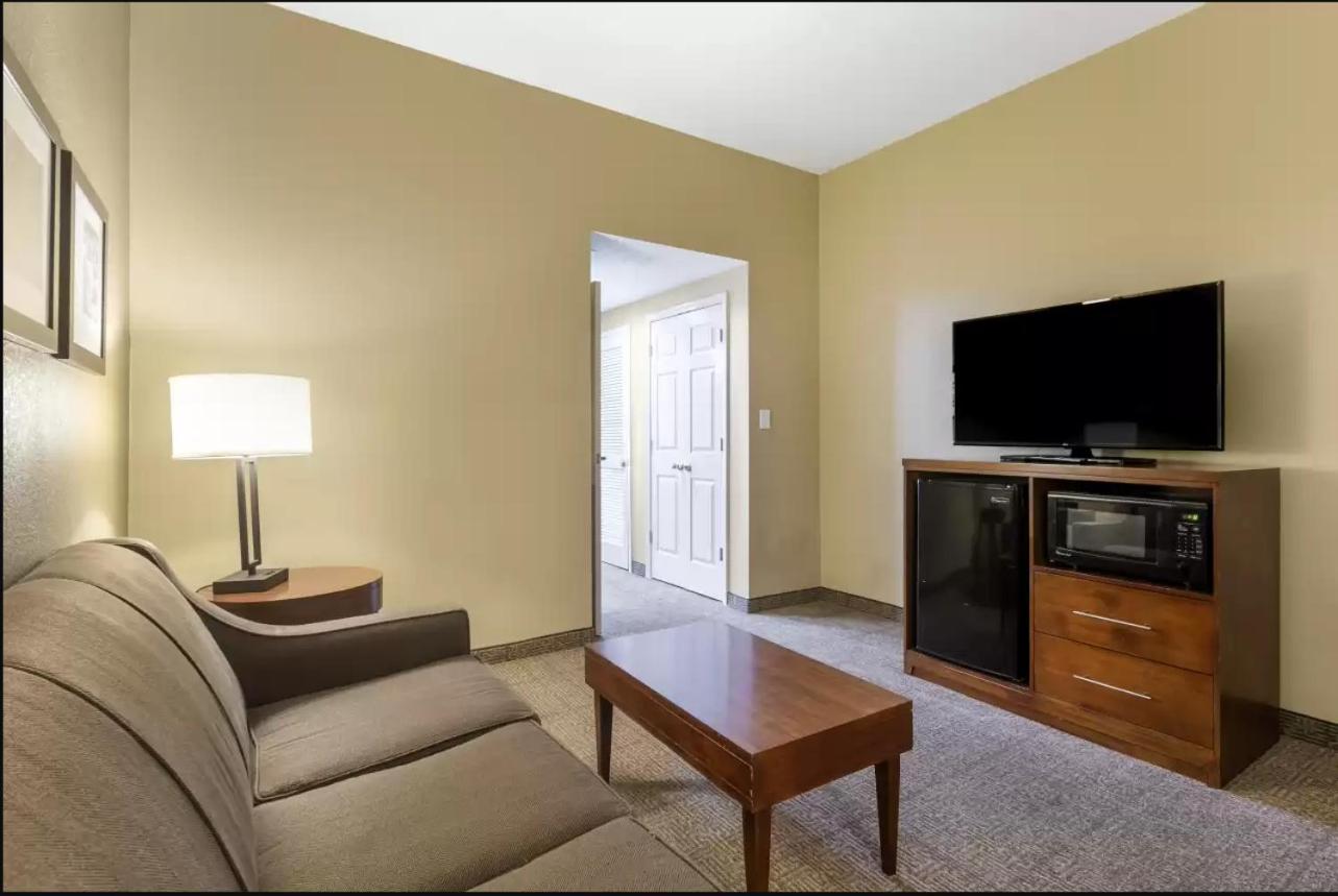 King Suite - Non-Smoking - Photo 2