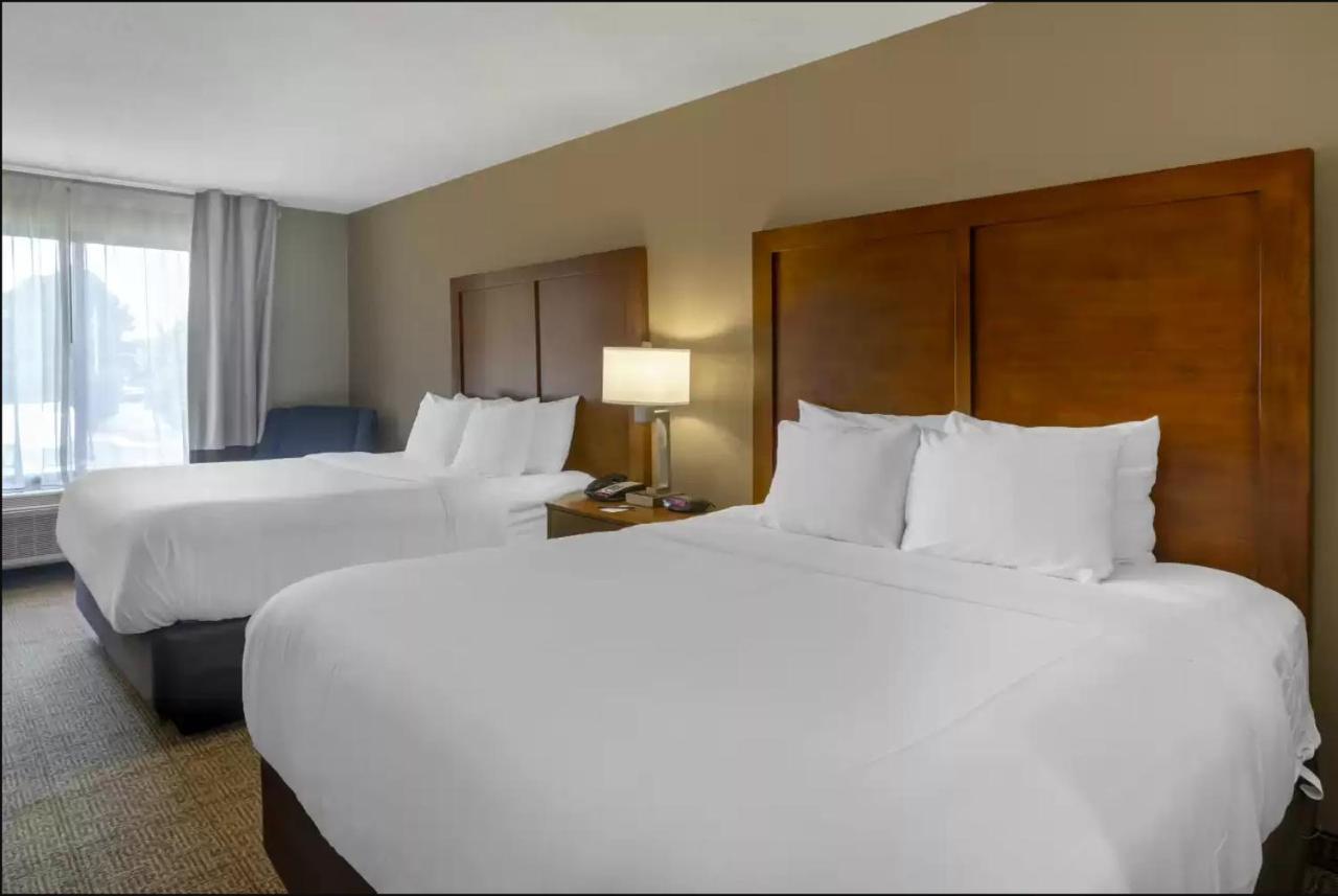 Queen Room with Two Queen Beds - Non-Smoking - Photo 3