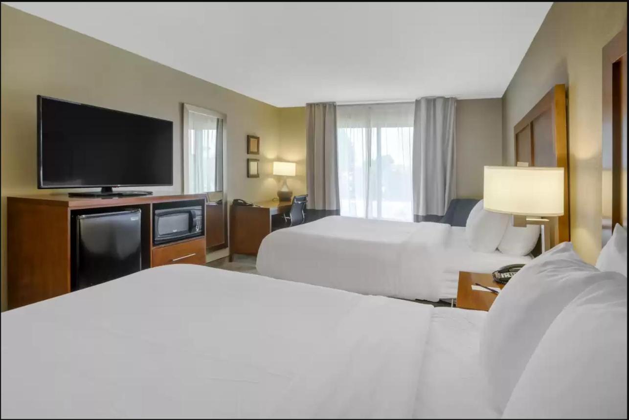Queen Room with Two Queen Beds - Non-Smoking - Photo 1