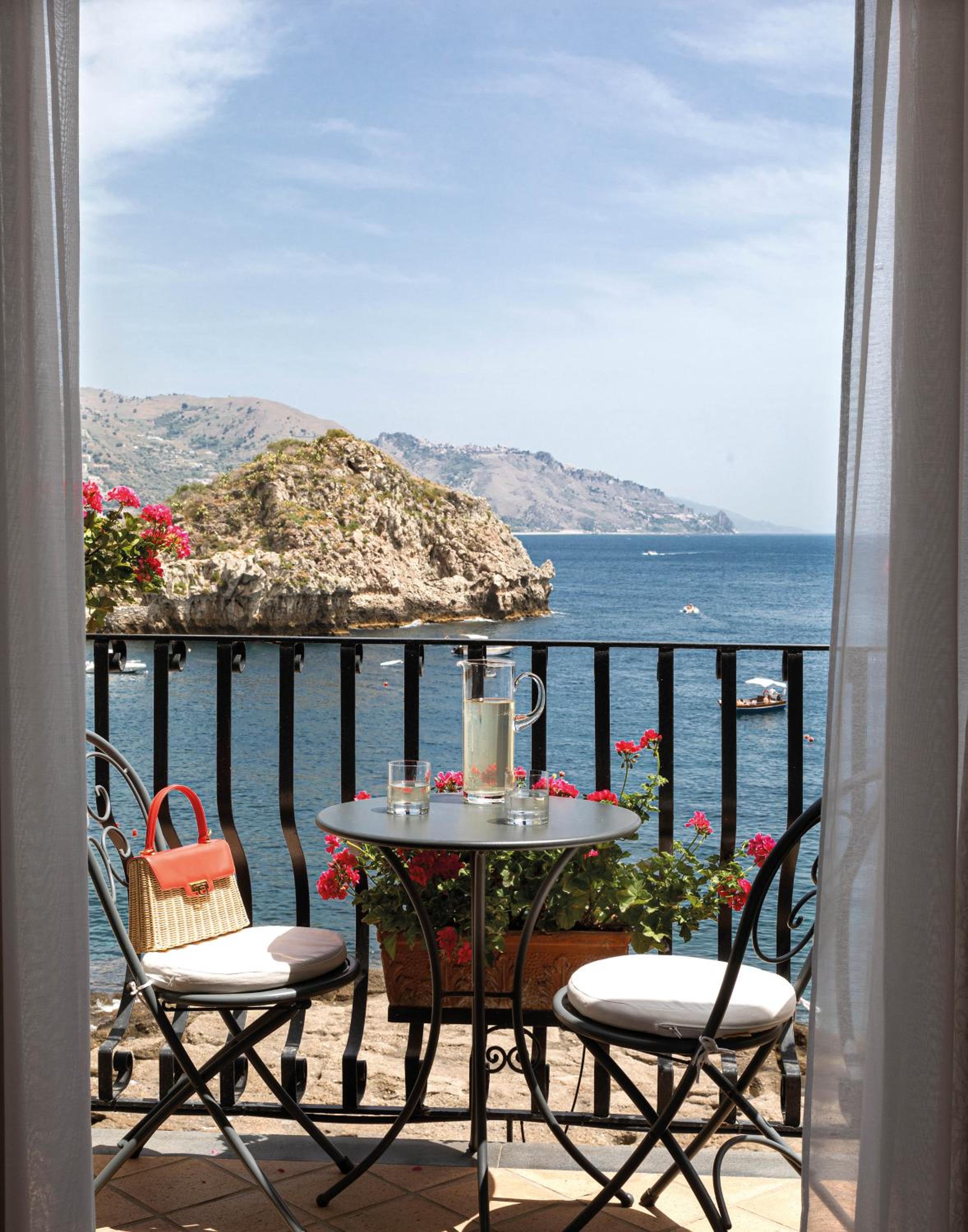 Premium Junior Suite with Sea View and Balcony - Photo 11