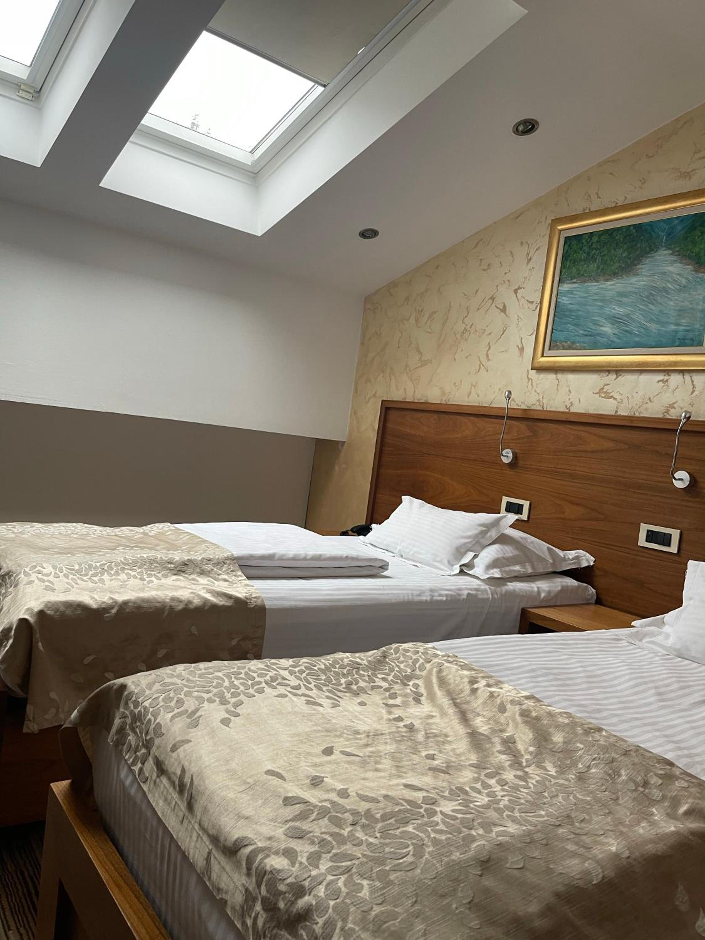 Standard Twin Room - Photo 2