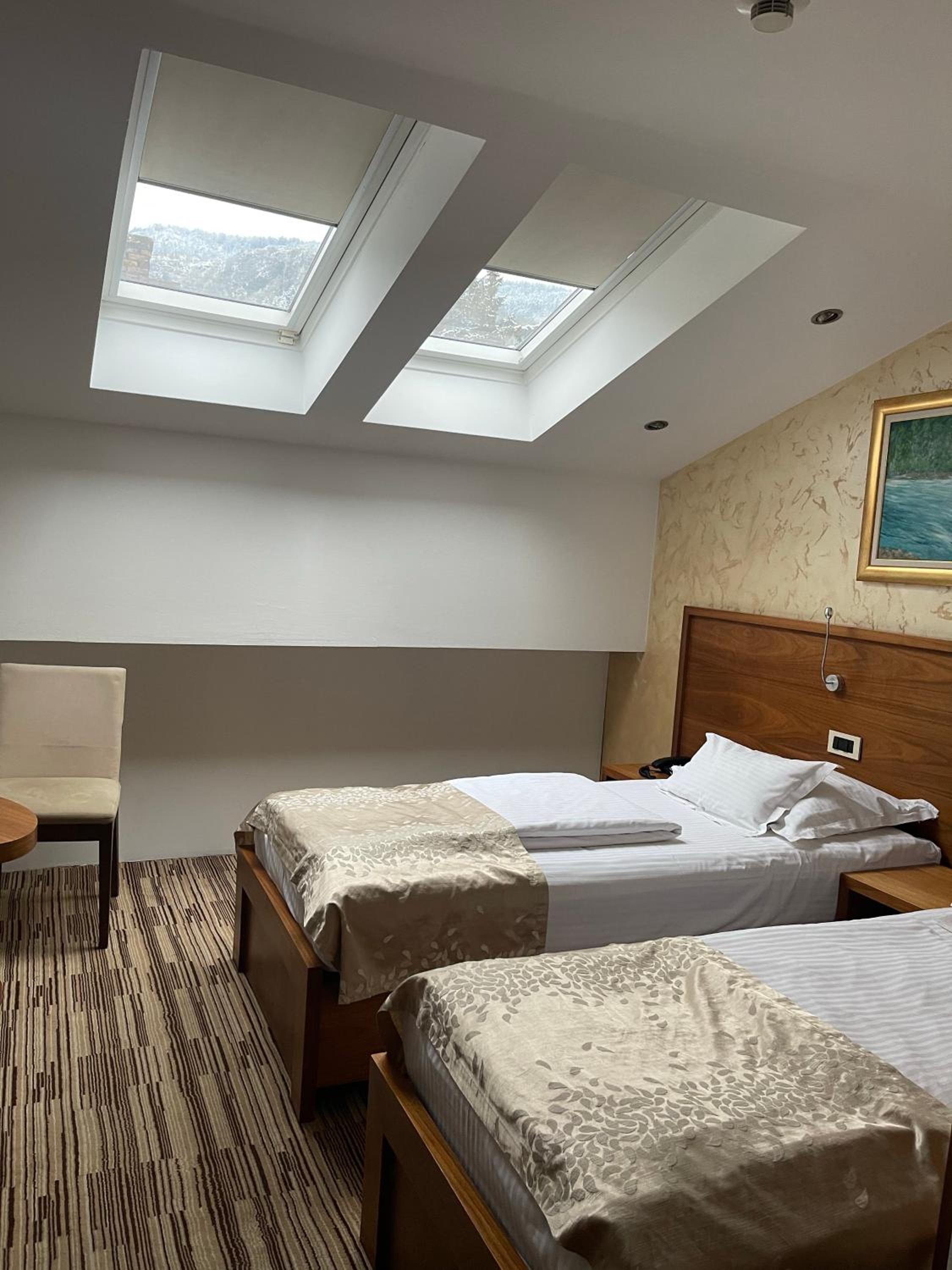 Standard Twin Room - Photo 3