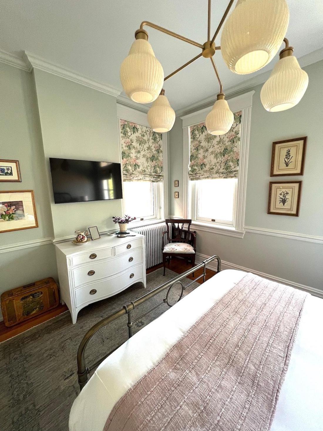 Queen Room with Balcony - Photo 3