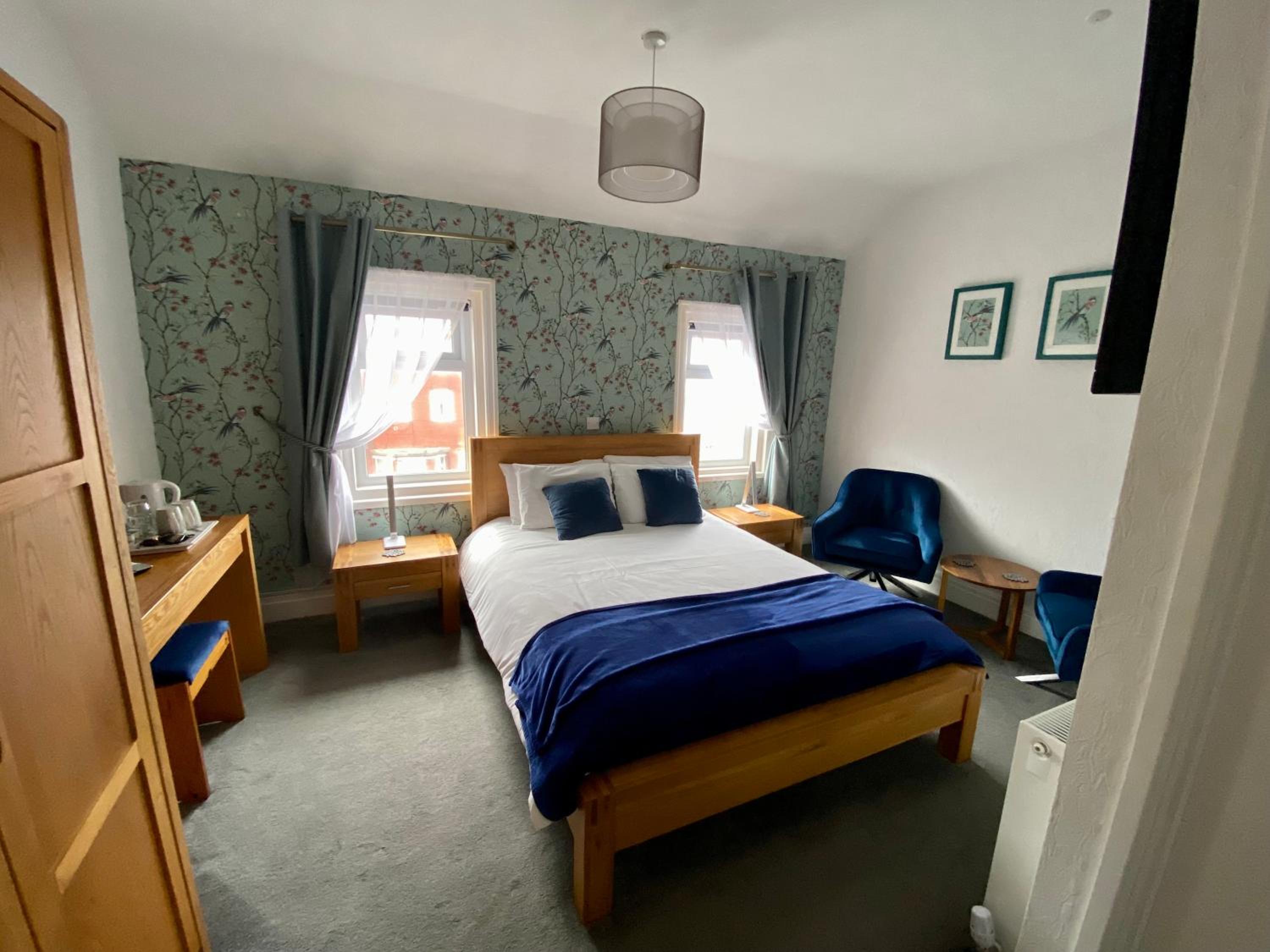 Superior King Room with Partial Sea View