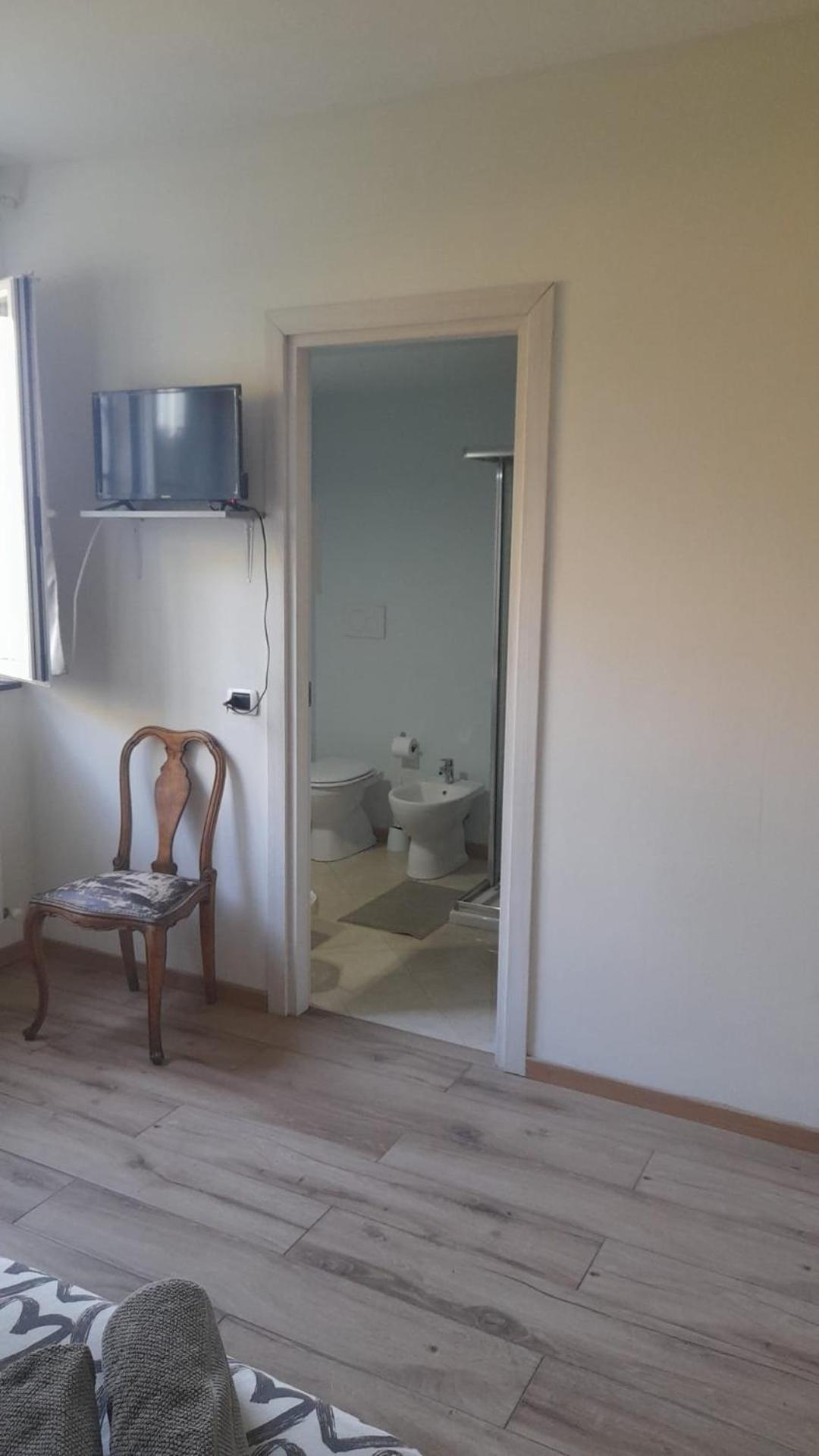 Budget Twin Room - Photo 4