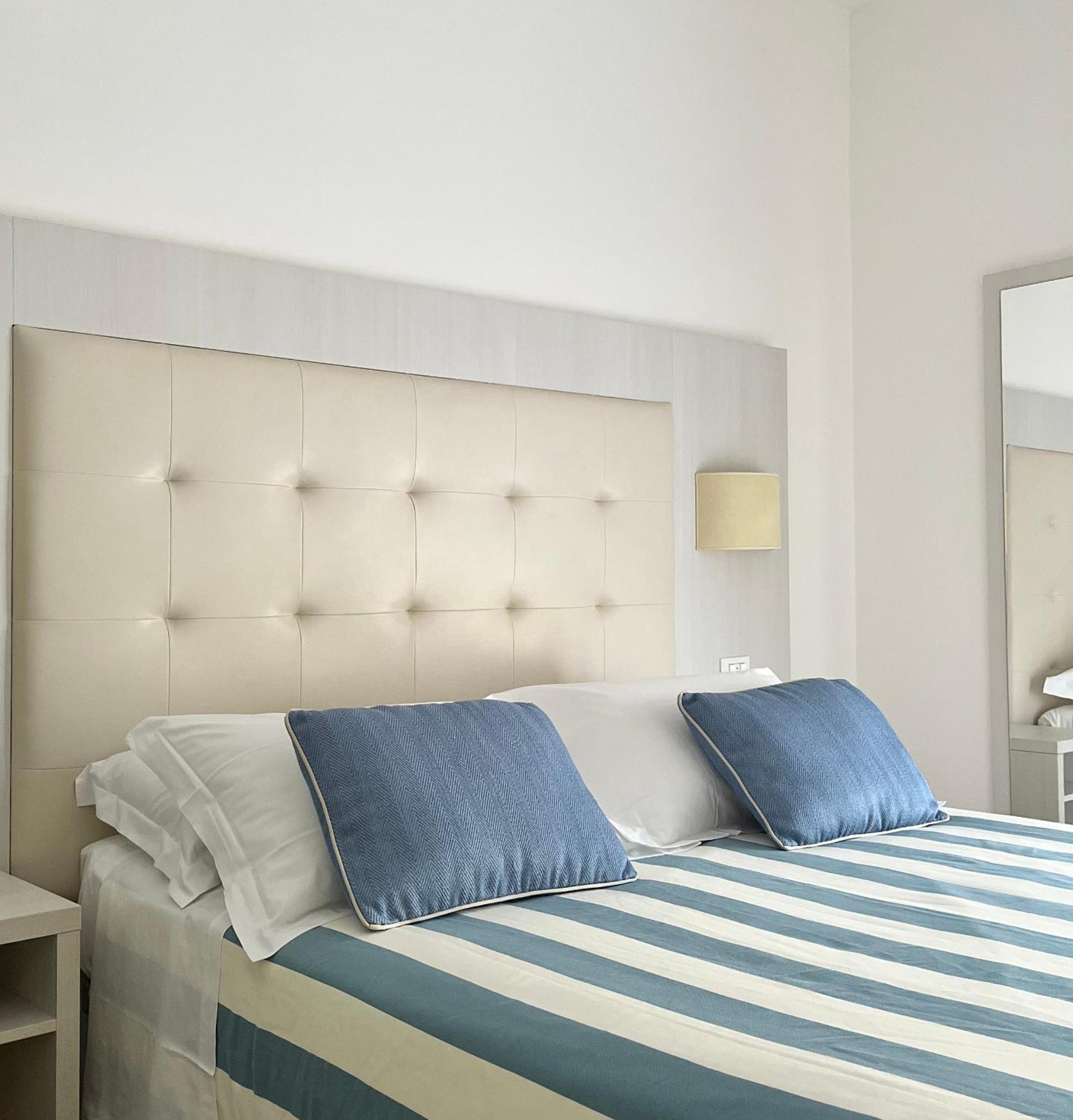 Double or Twin Room with Sea View - Photo 1