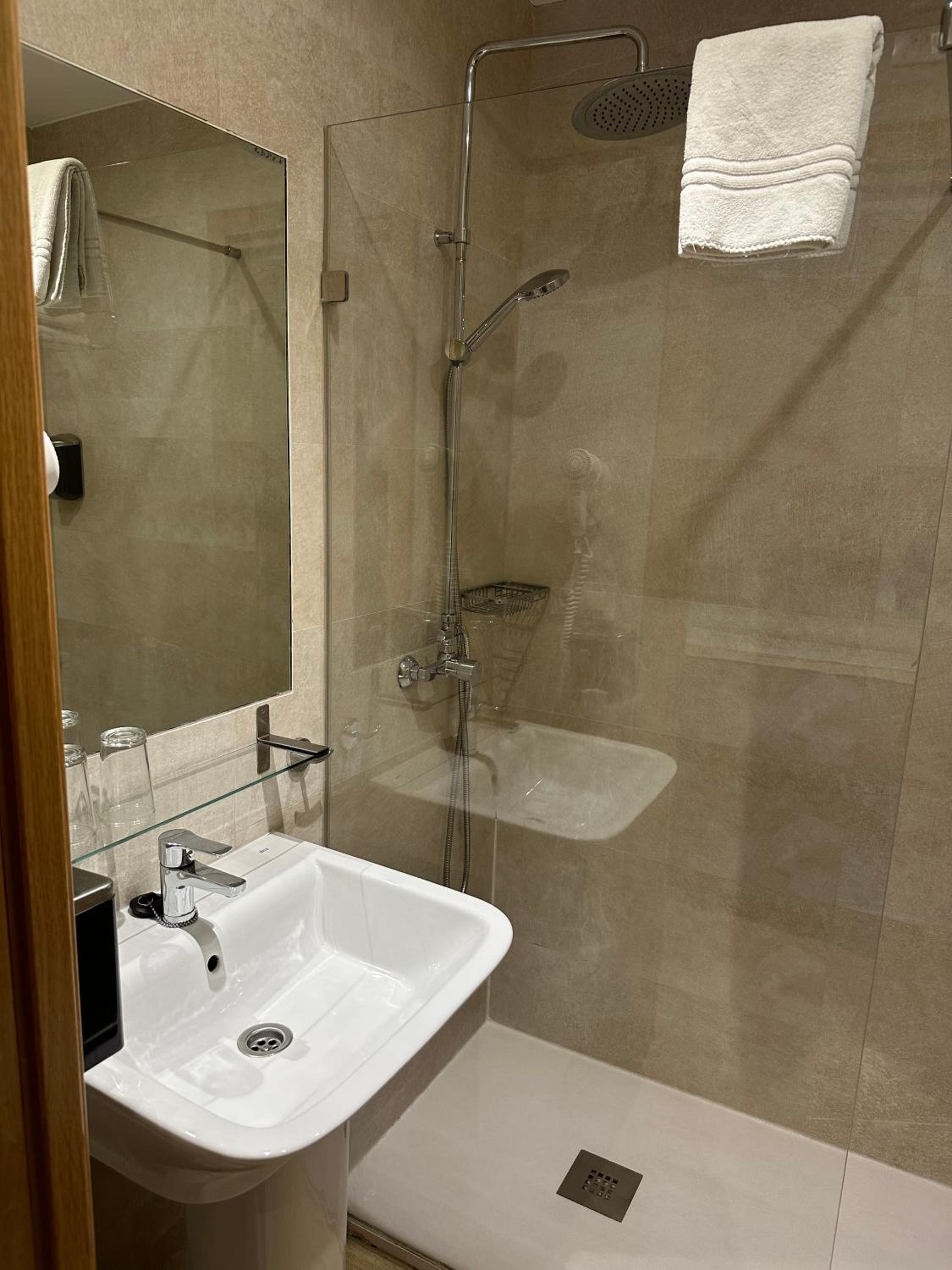 Double or Twin Room - Photo 11