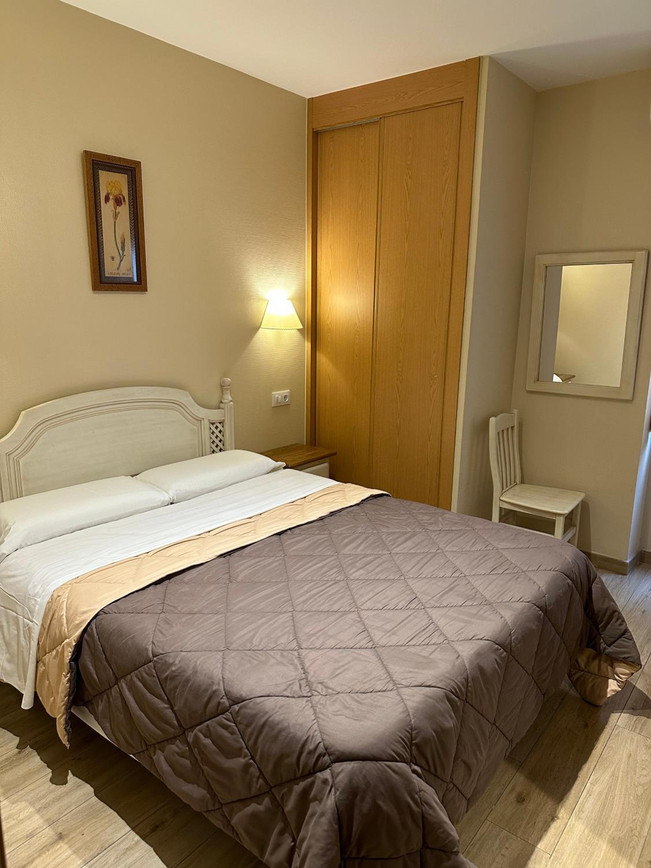 Double or Twin Room - Photo 6