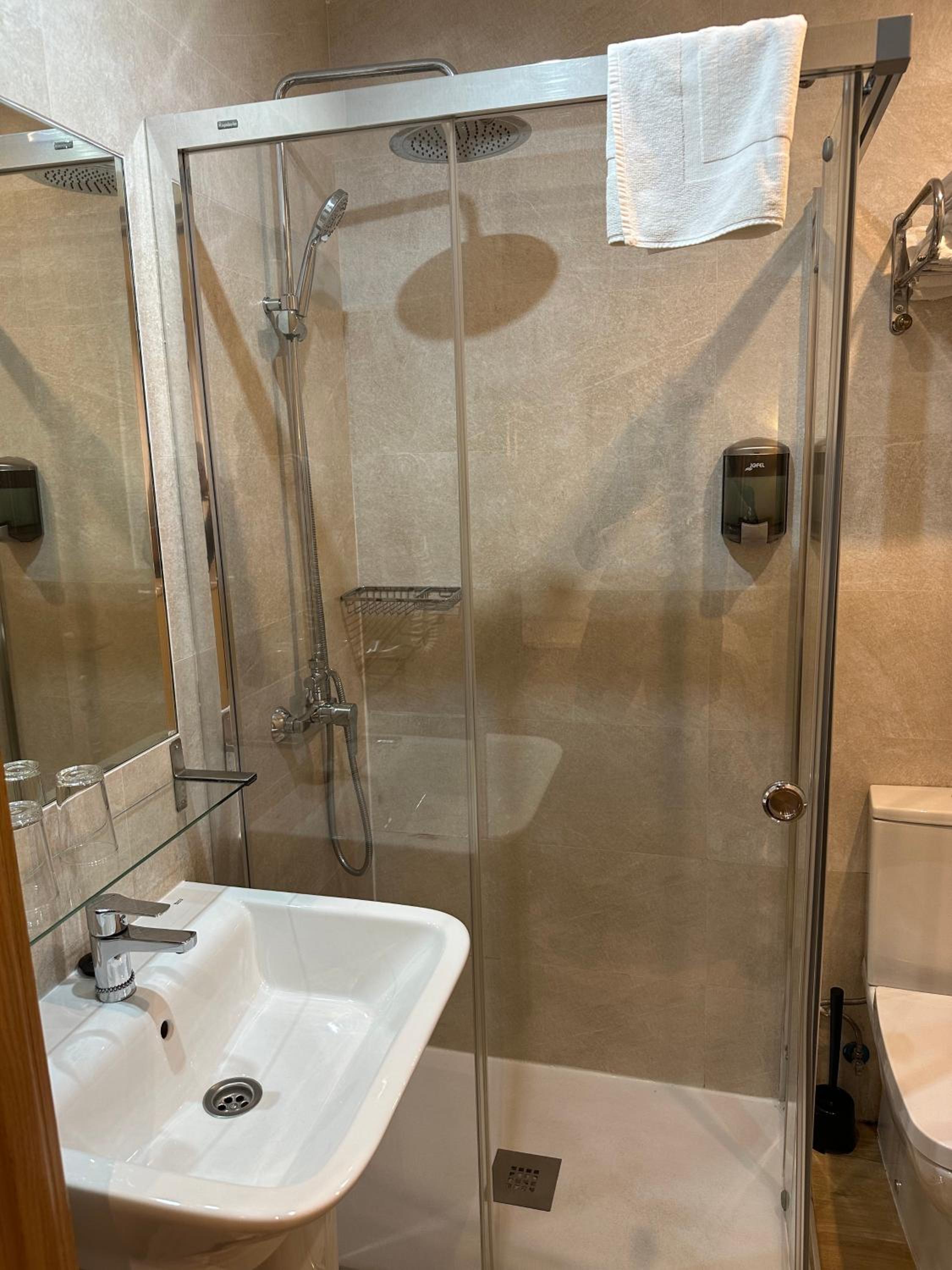 Double or Twin Room - Photo 5