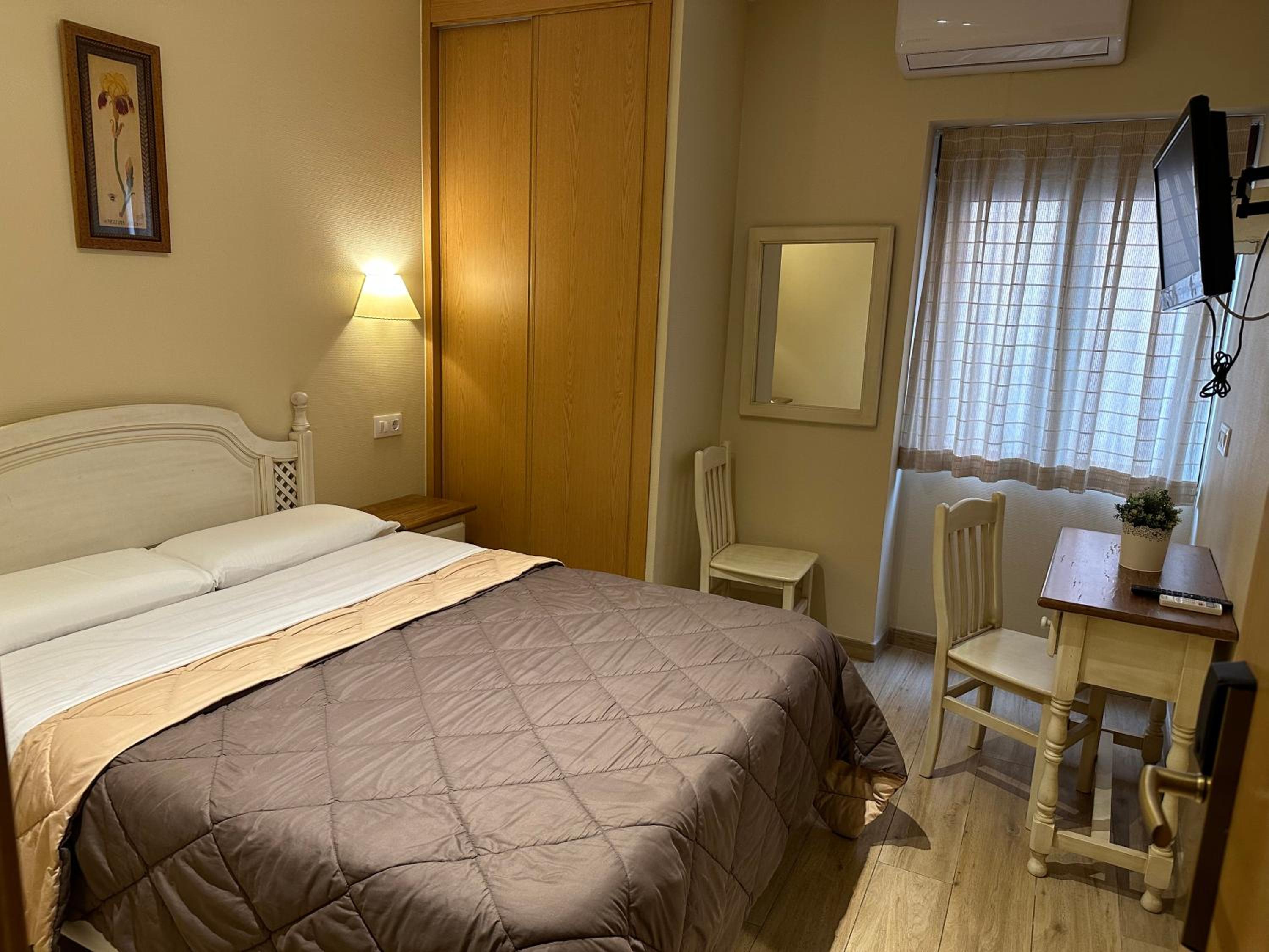 Double or Twin Room - Photo 4