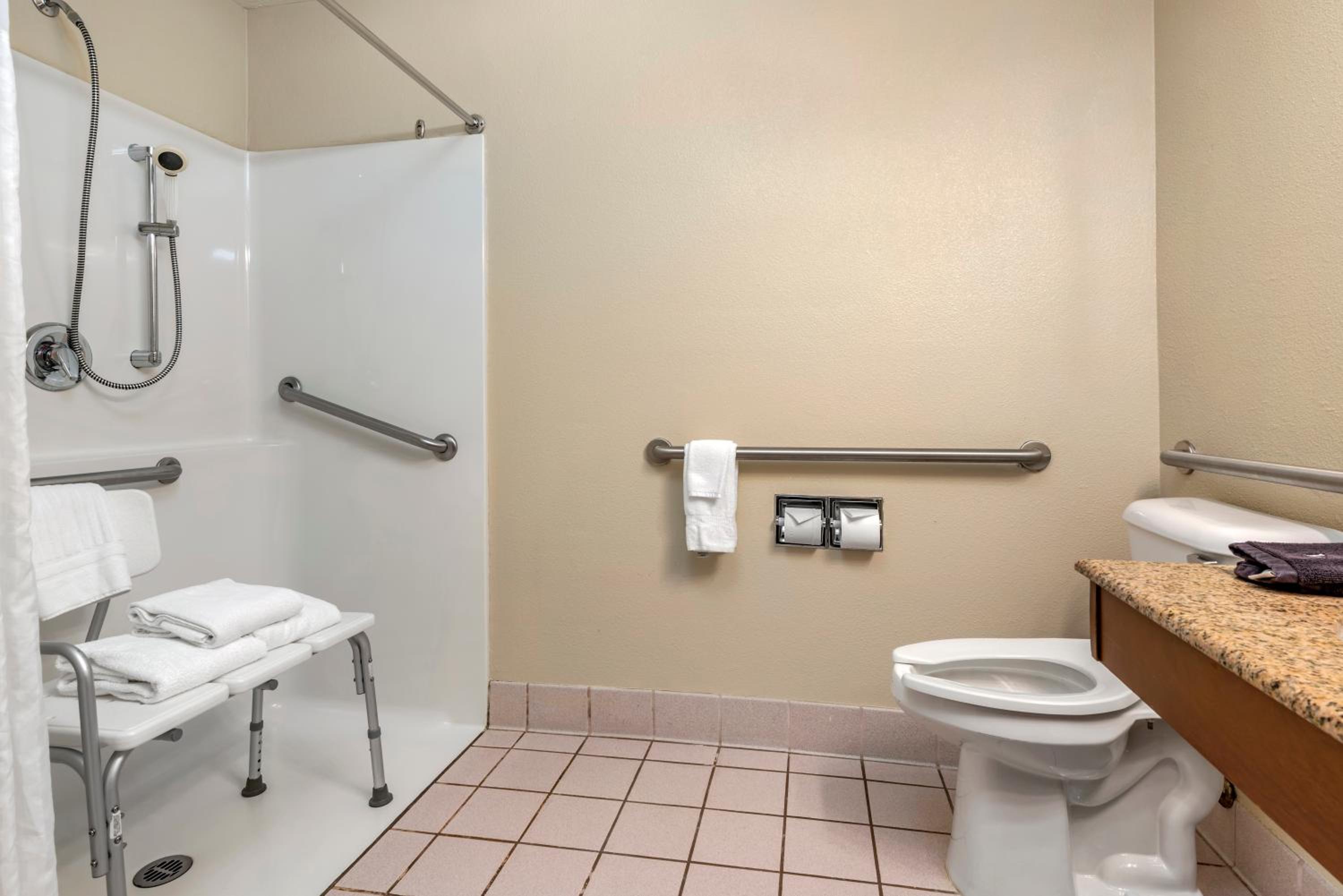 Queen Room with Two Queen Beds - Accessible/Non Smoking - Photo 4