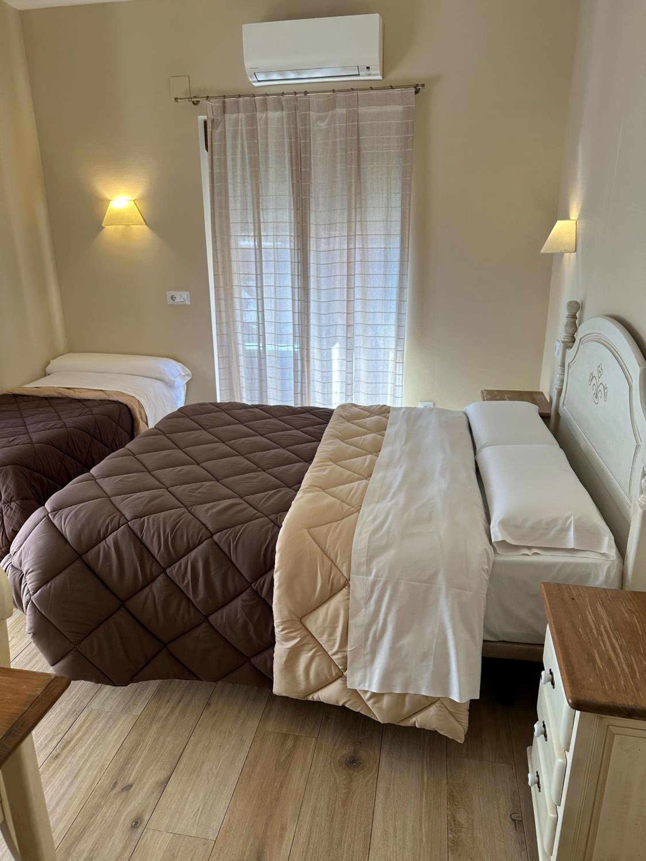 Double Room with Extra Bed - Photo 1