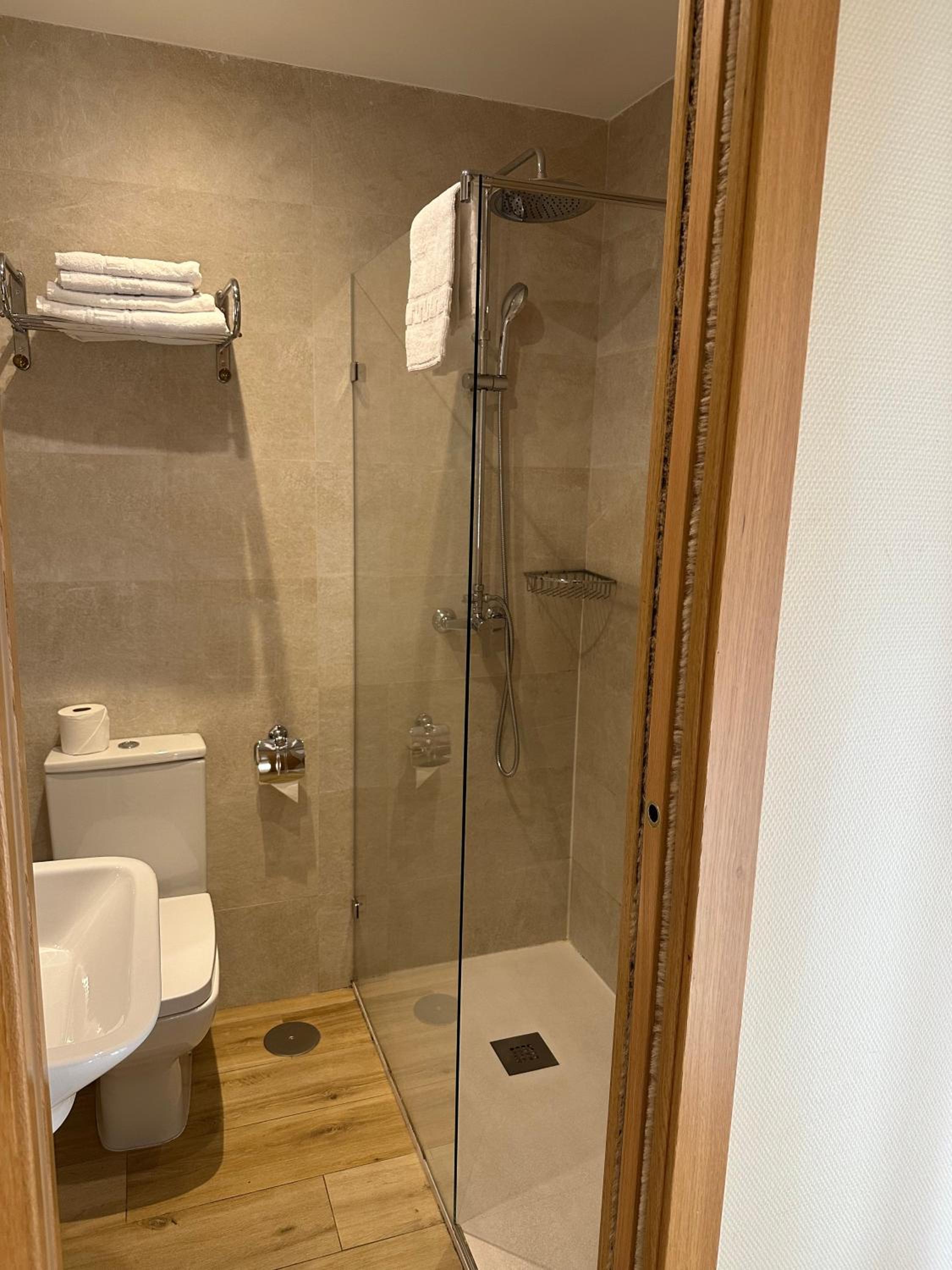 Double or Twin Room - Photo 13