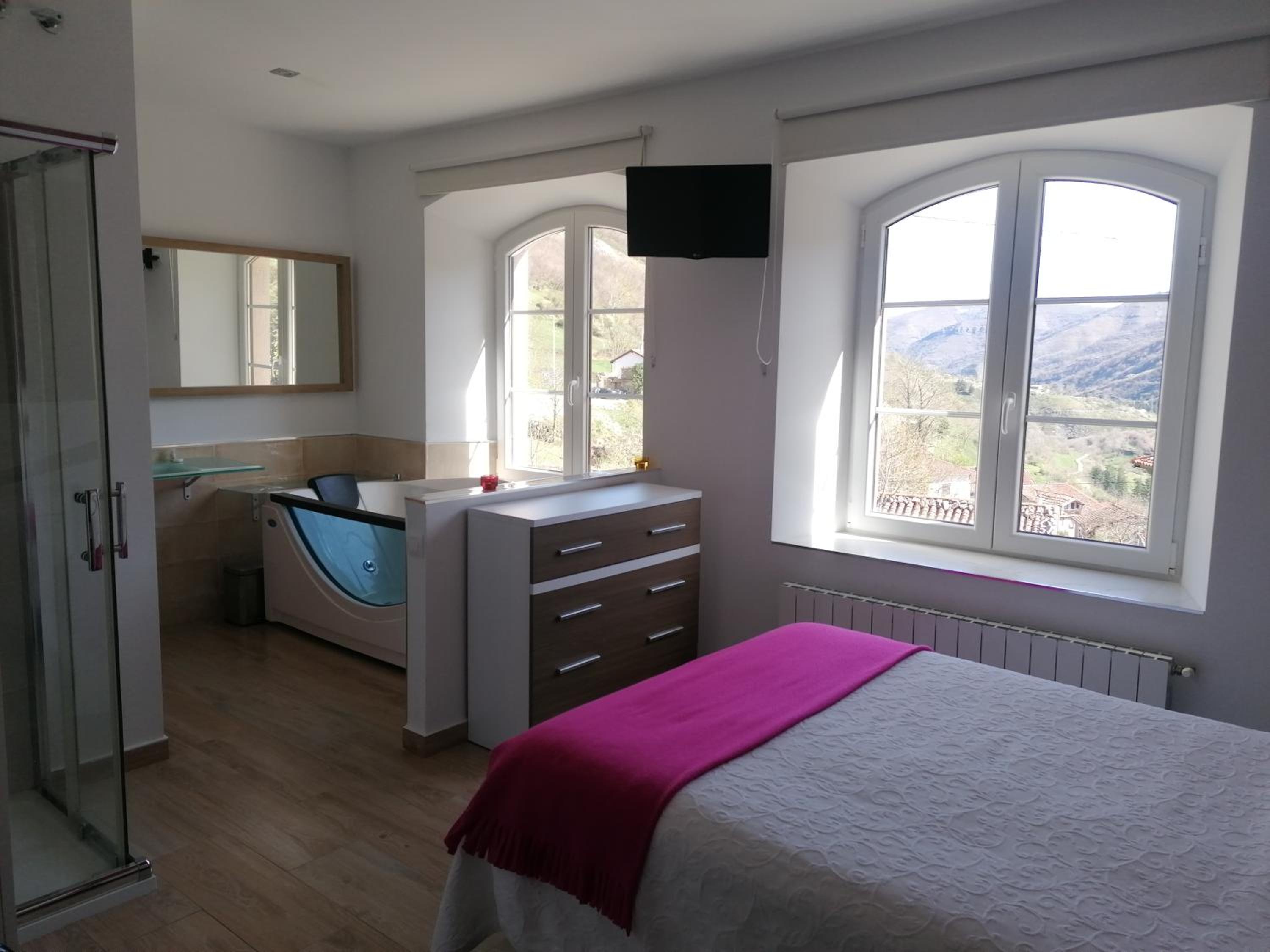 Deluxe Suite with Spa Bath photo 2