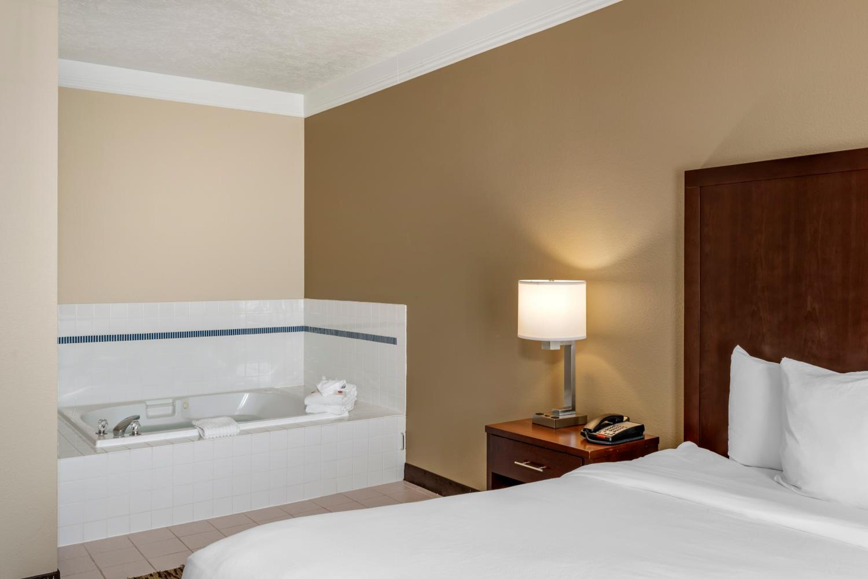 King Suite Upgrade - Accessible/Non-Smoking - Photo 4