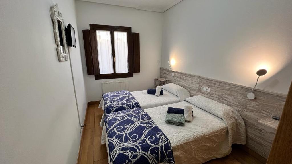Habitación Estándar con Dos Camas y Baño Compartido