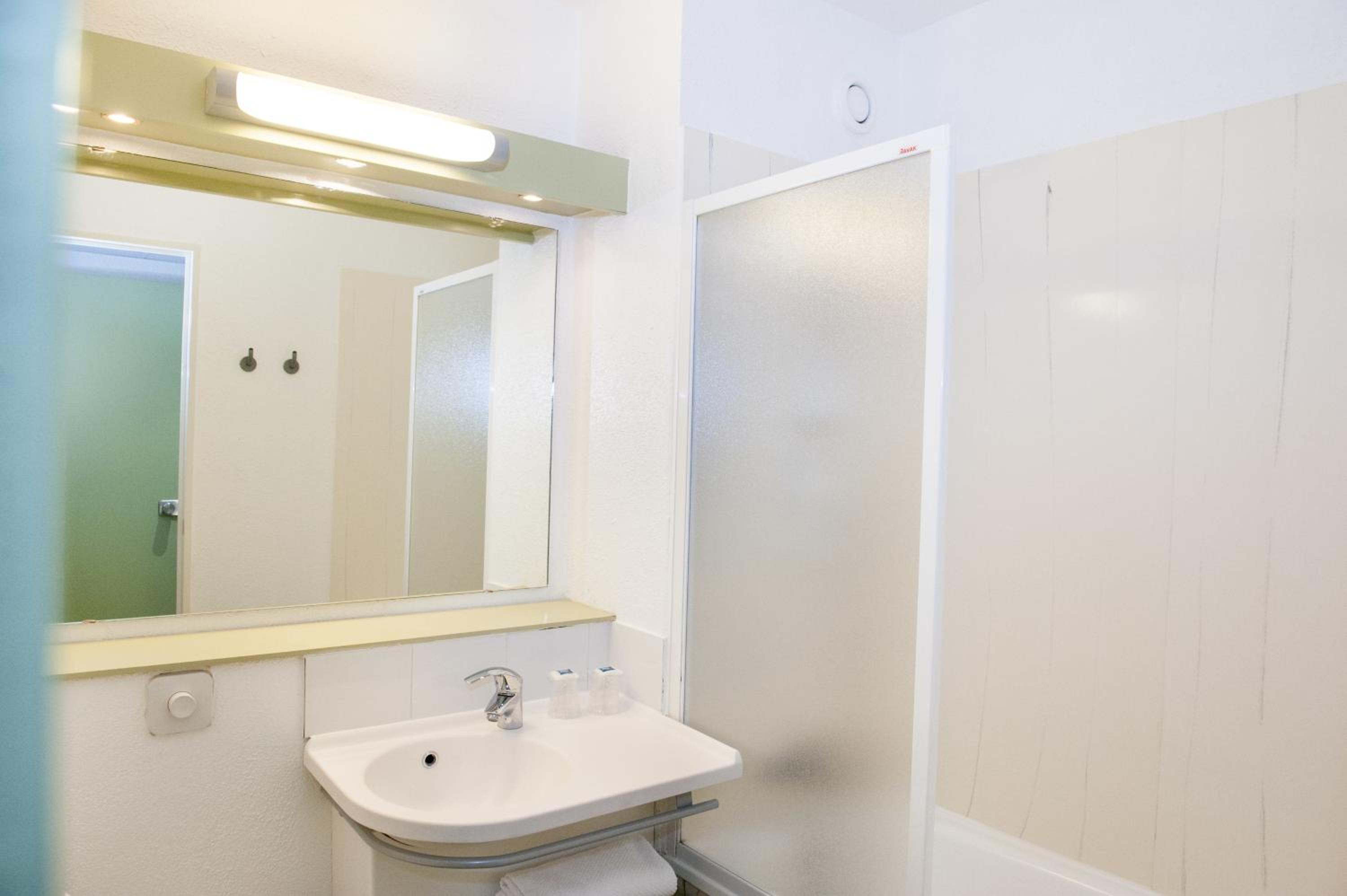 Standard Twin Room - Photo 13