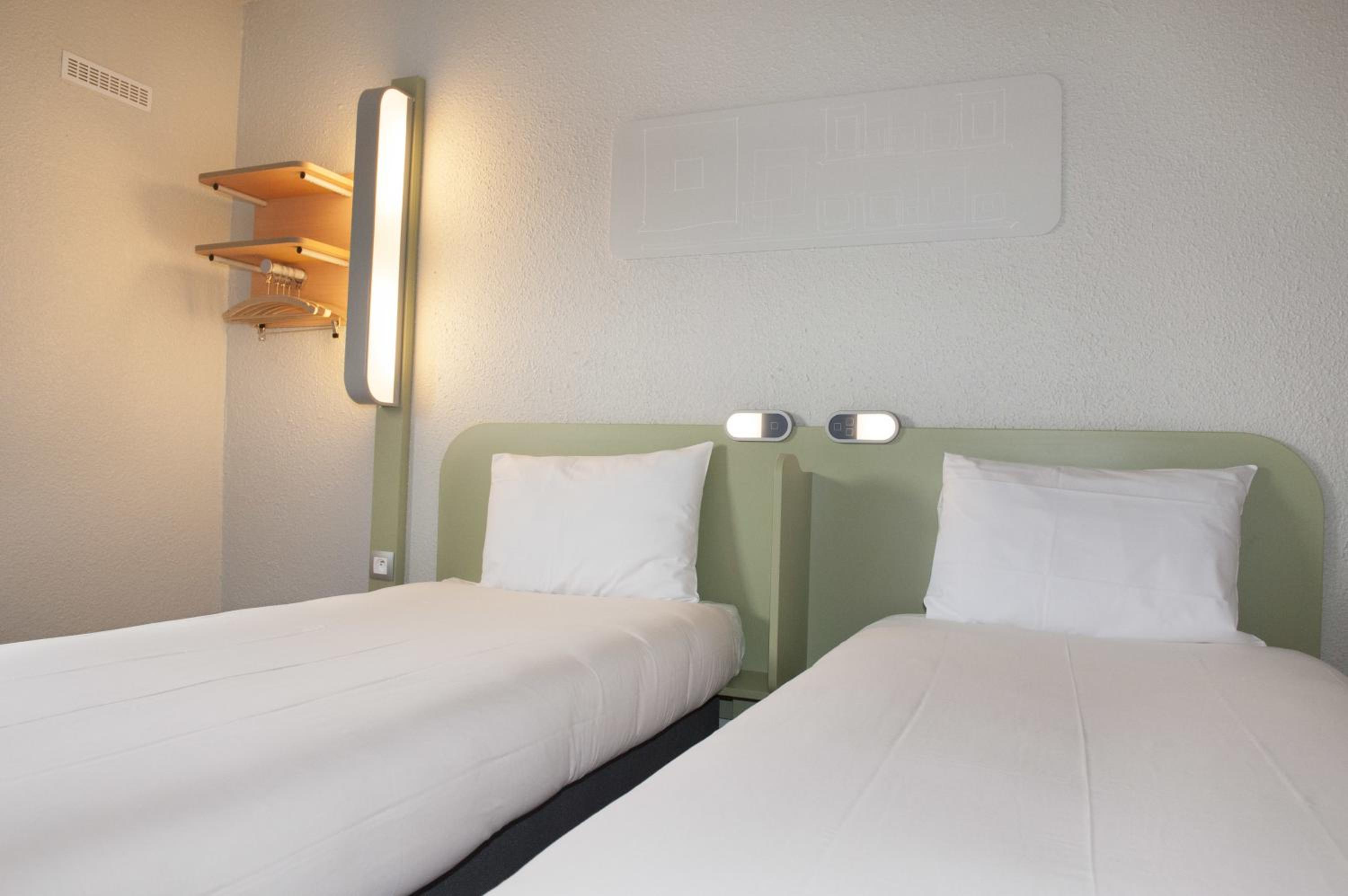 Standard Twin Room - Photo 2