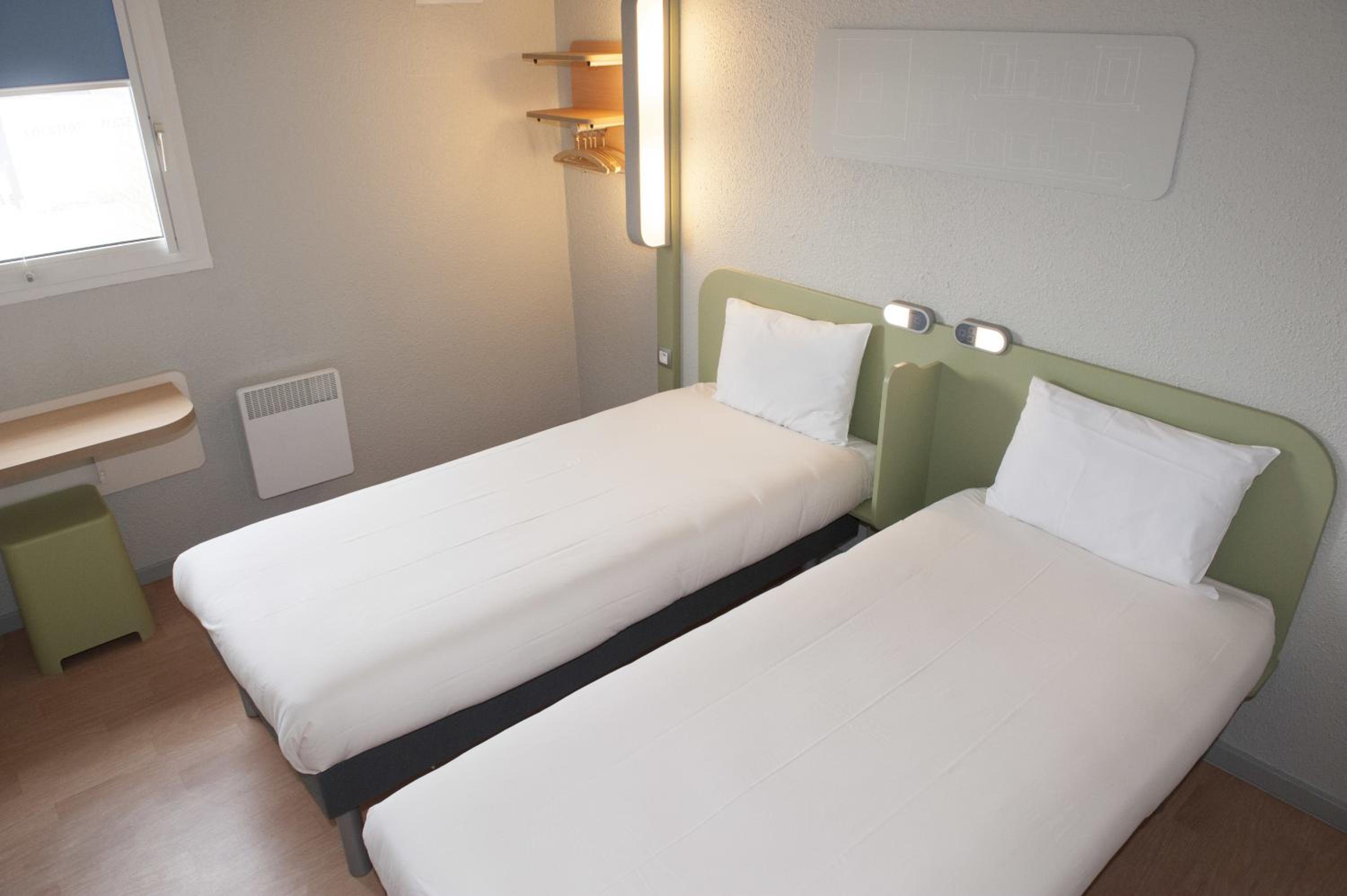 Standard Twin Room - Photo 15