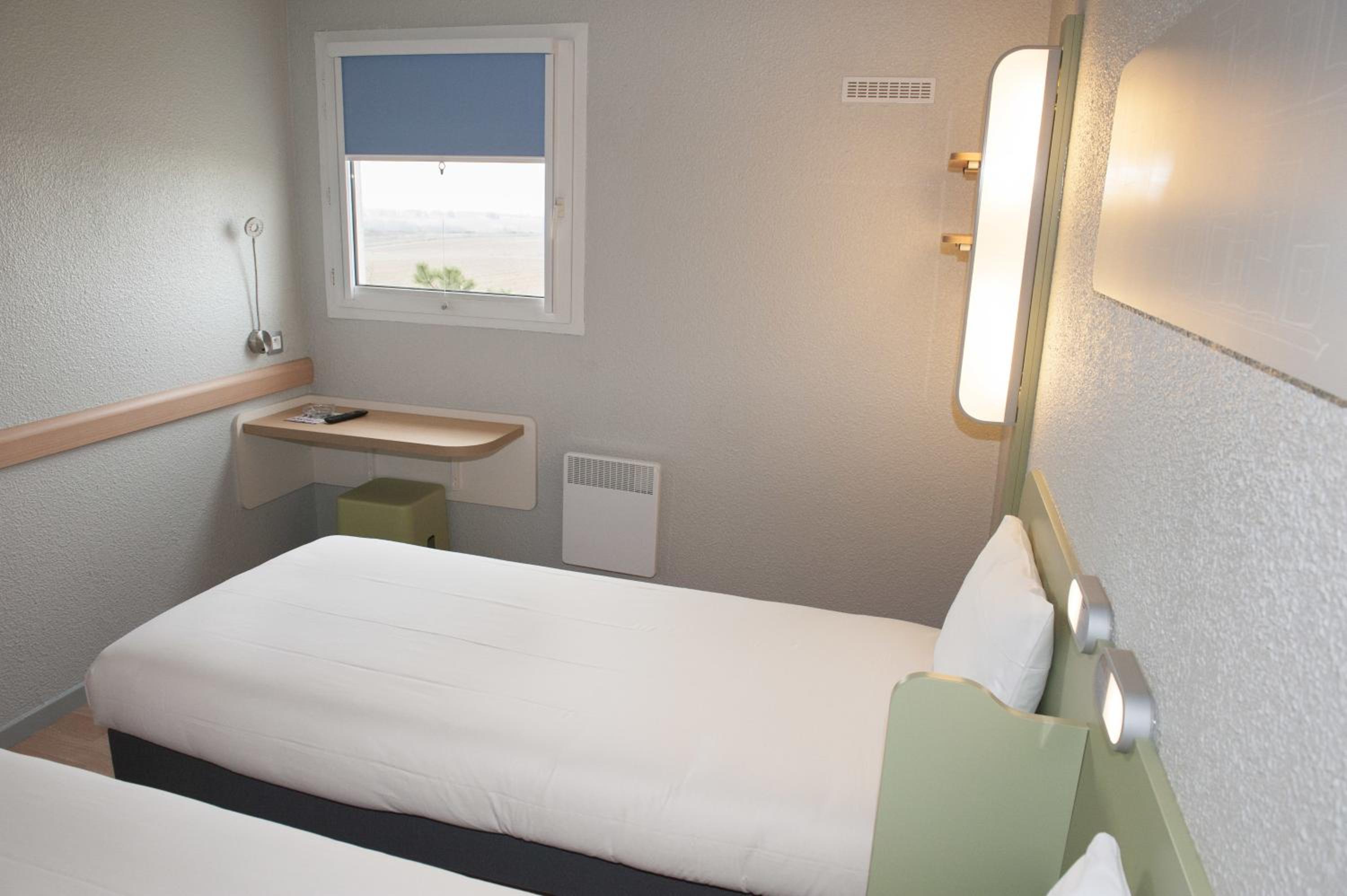 Standard Twin Room - Photo 10