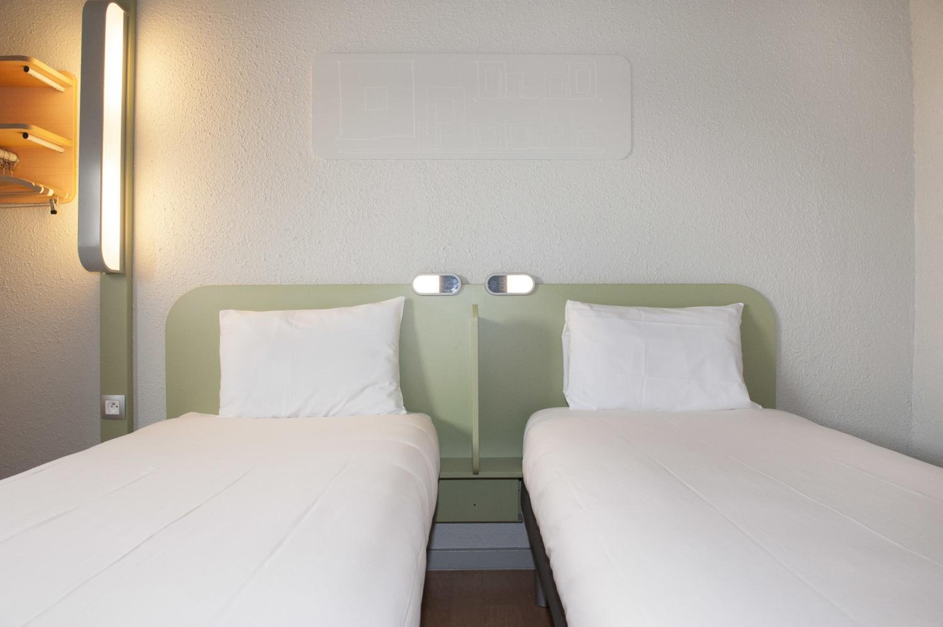 Standard Twin Room - Photo 11