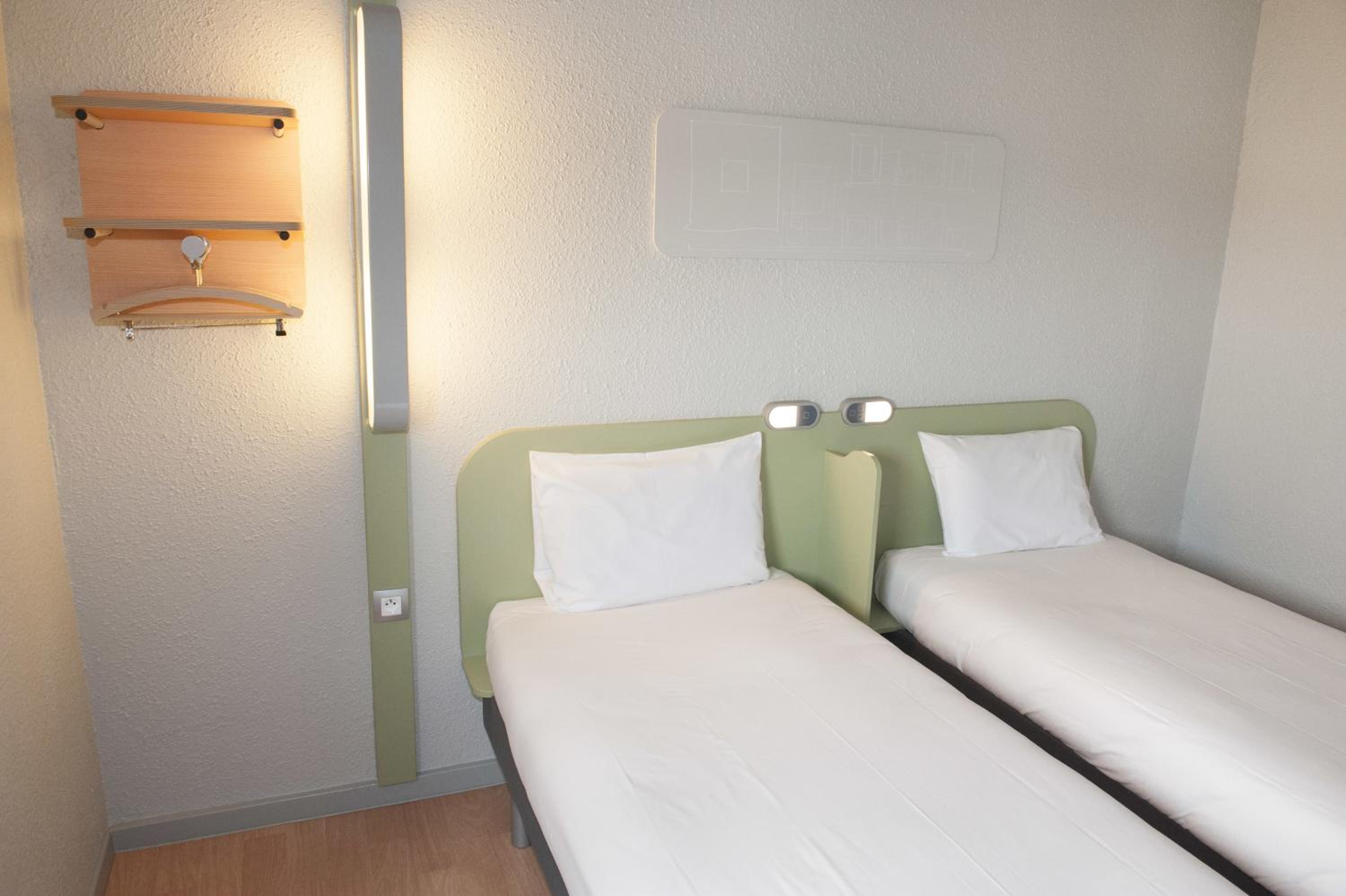 Standard Twin Room - Photo 7