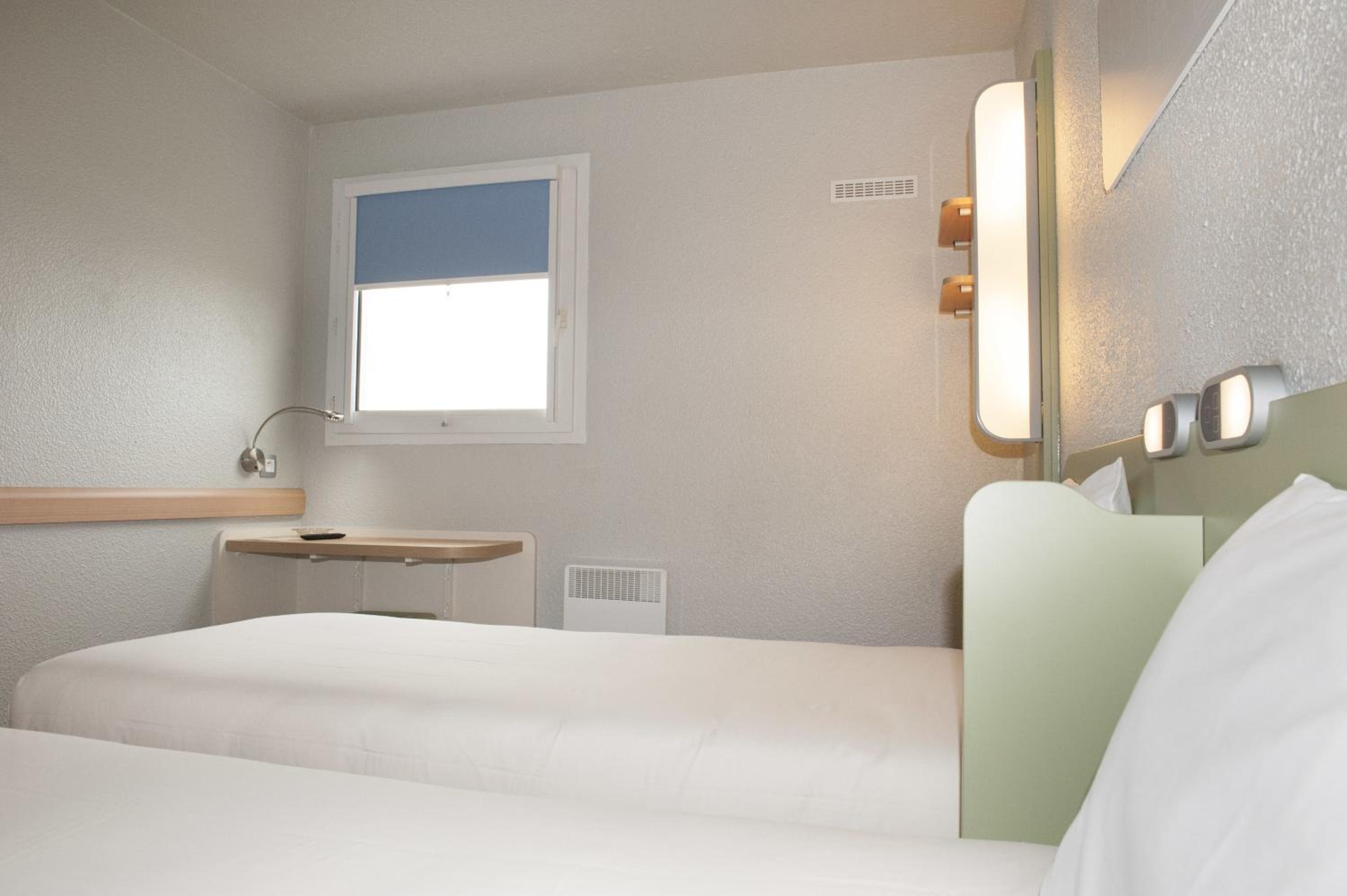 Standard Twin Room - Photo 8